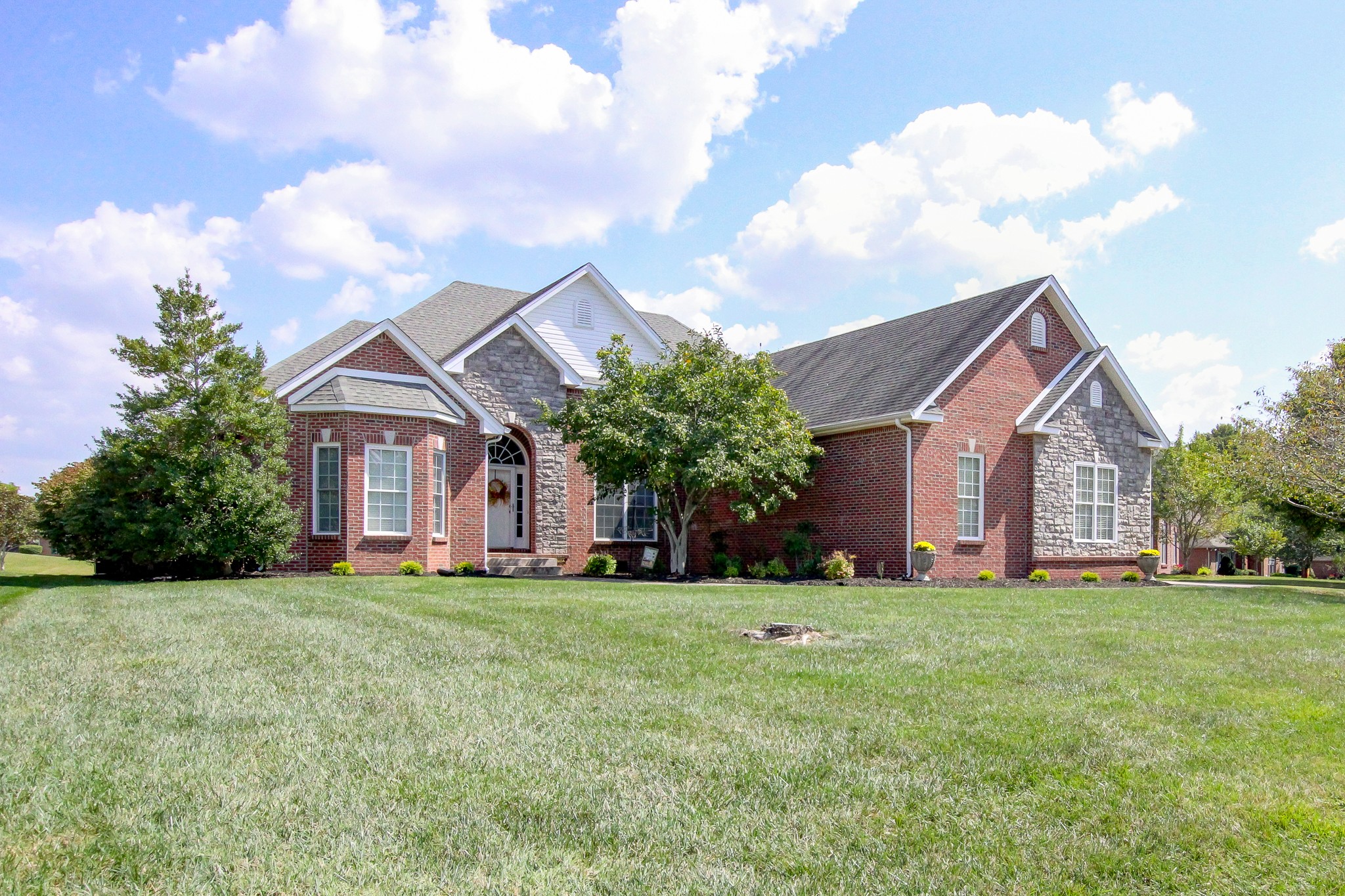 2564 Hedgerow Ln Property Photo 2