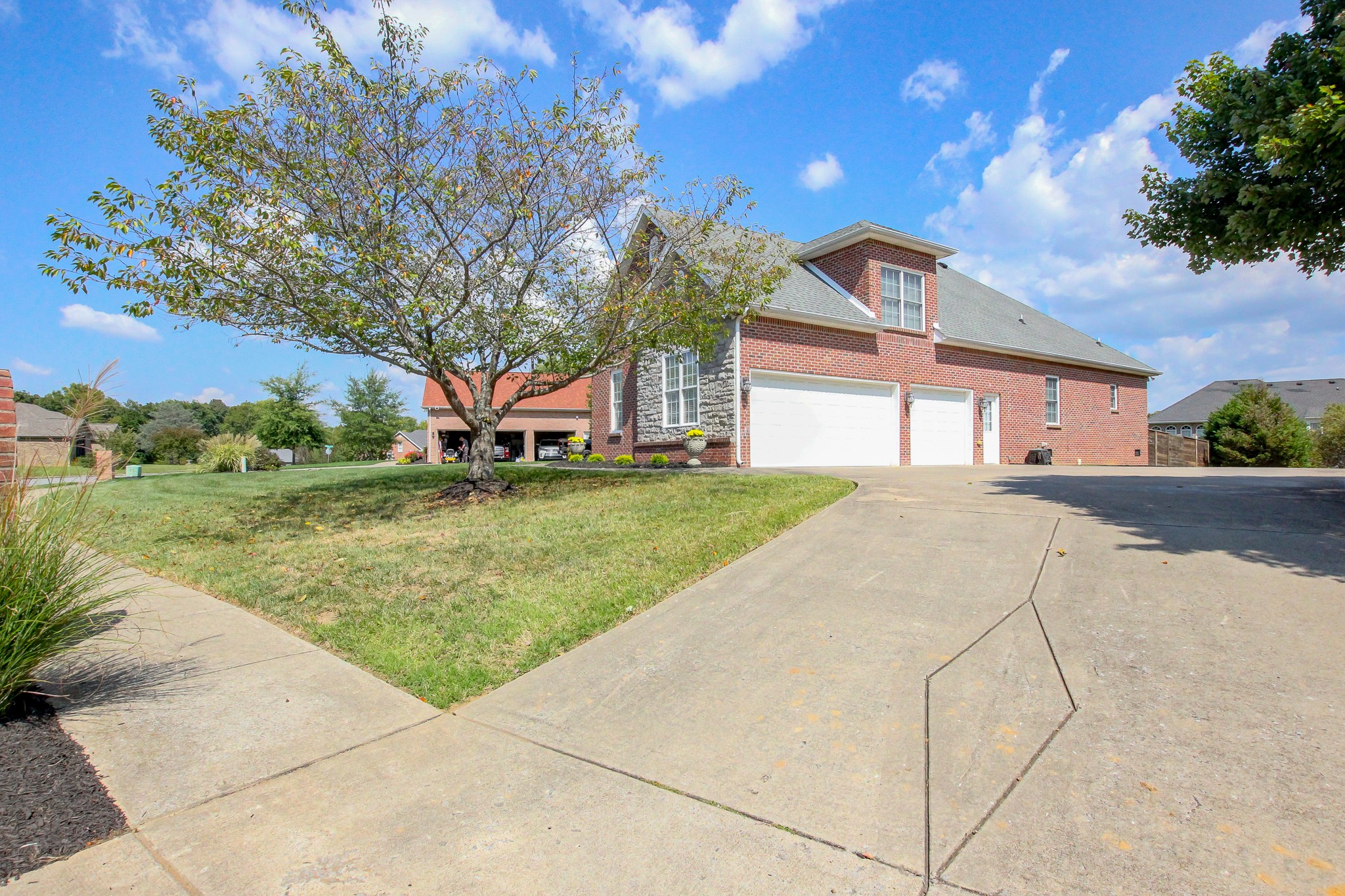 2564 Hedgerow Ln Property Photo 4