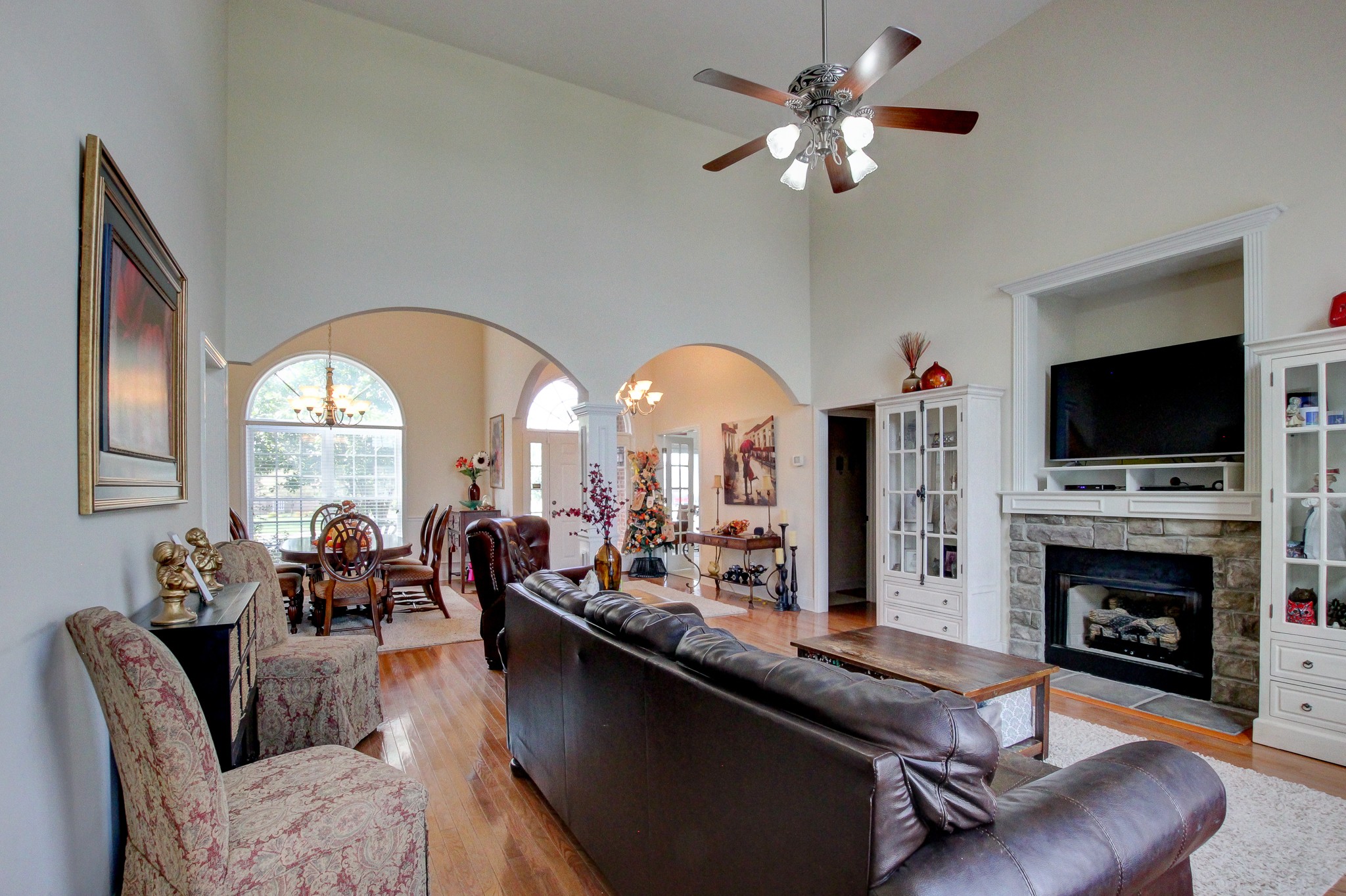 2564 Hedgerow Ln Property Photo 8