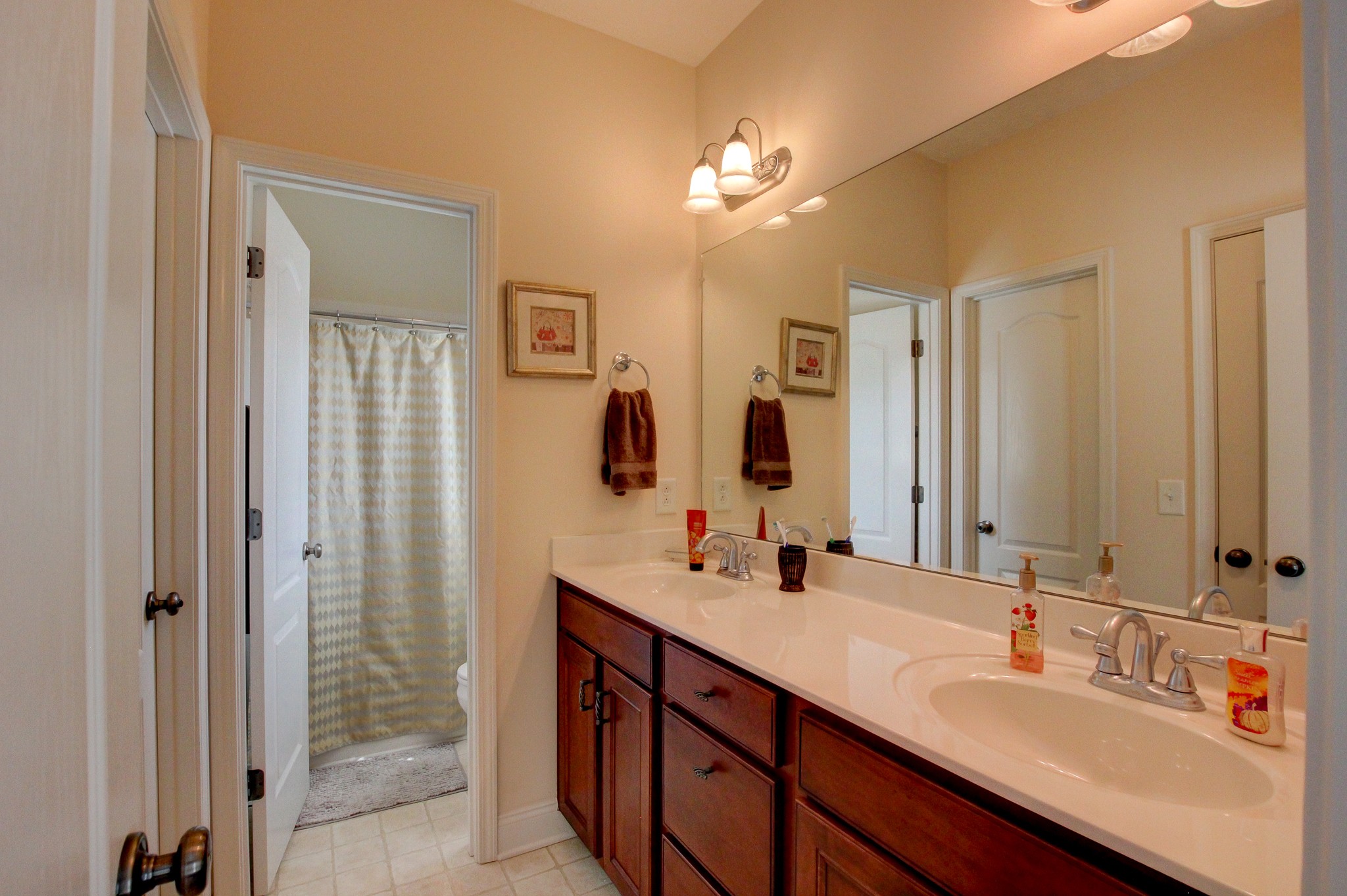 2564 Hedgerow Ln Property Photo 29