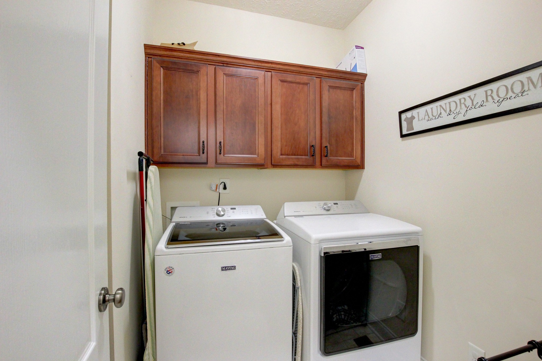2564 Hedgerow Ln Property Photo 32
