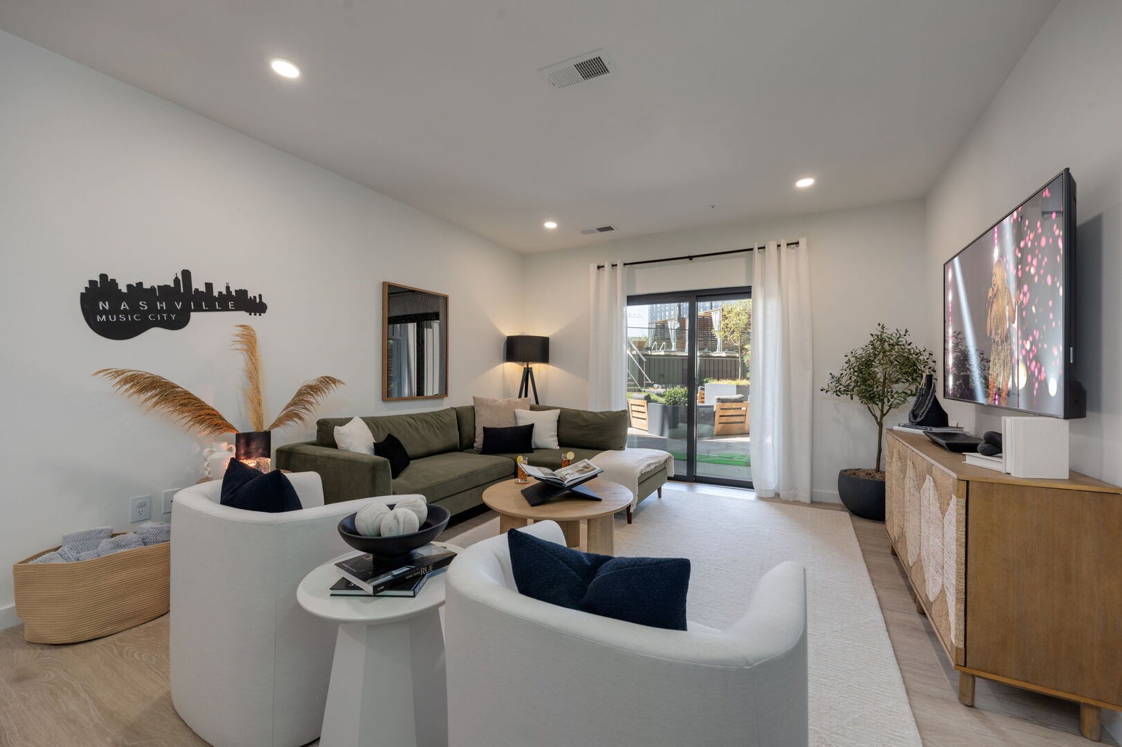 635 7th Ave, S Property Photo 1