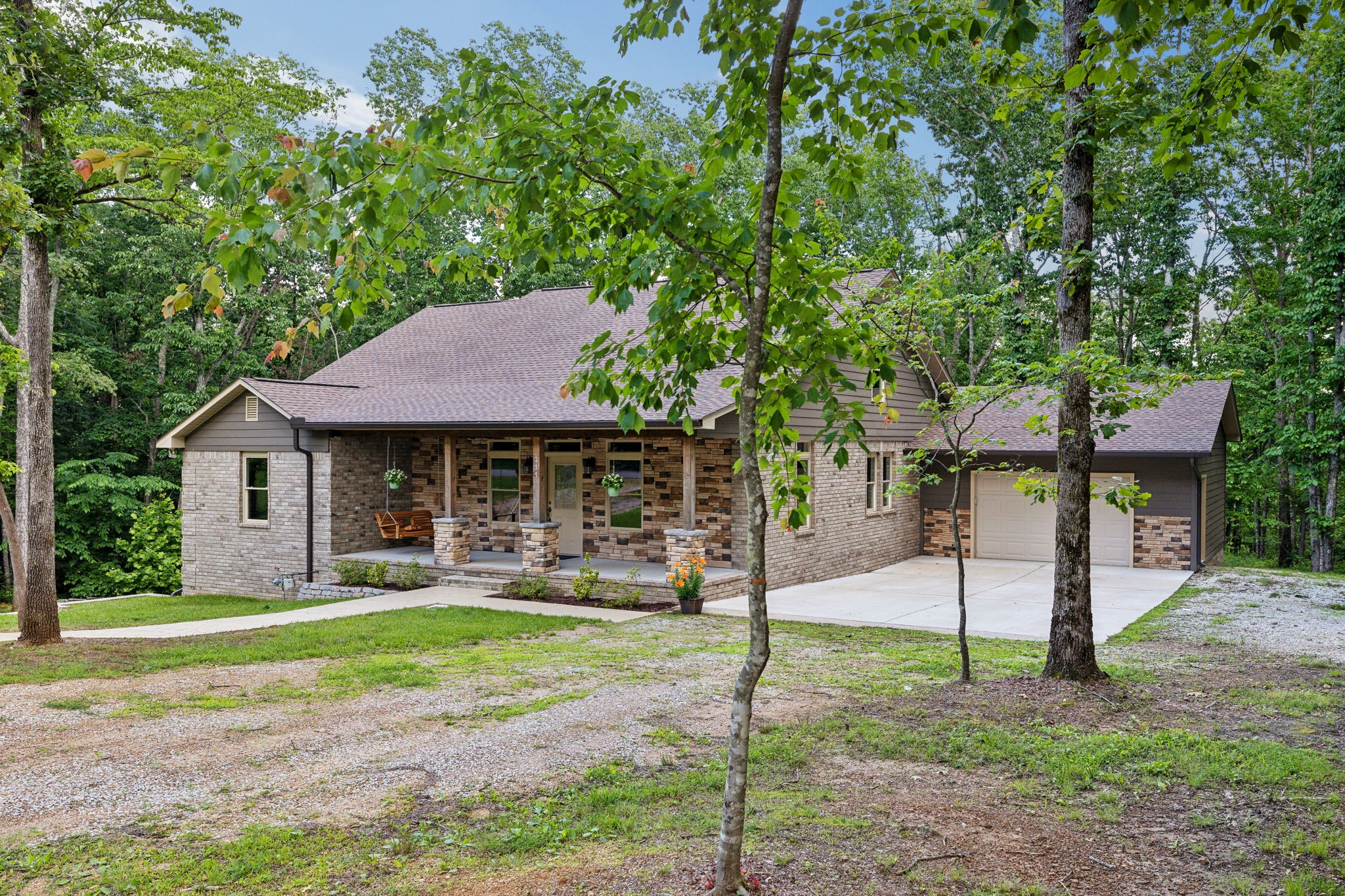 211 Woodmere Dr Property Photo 1