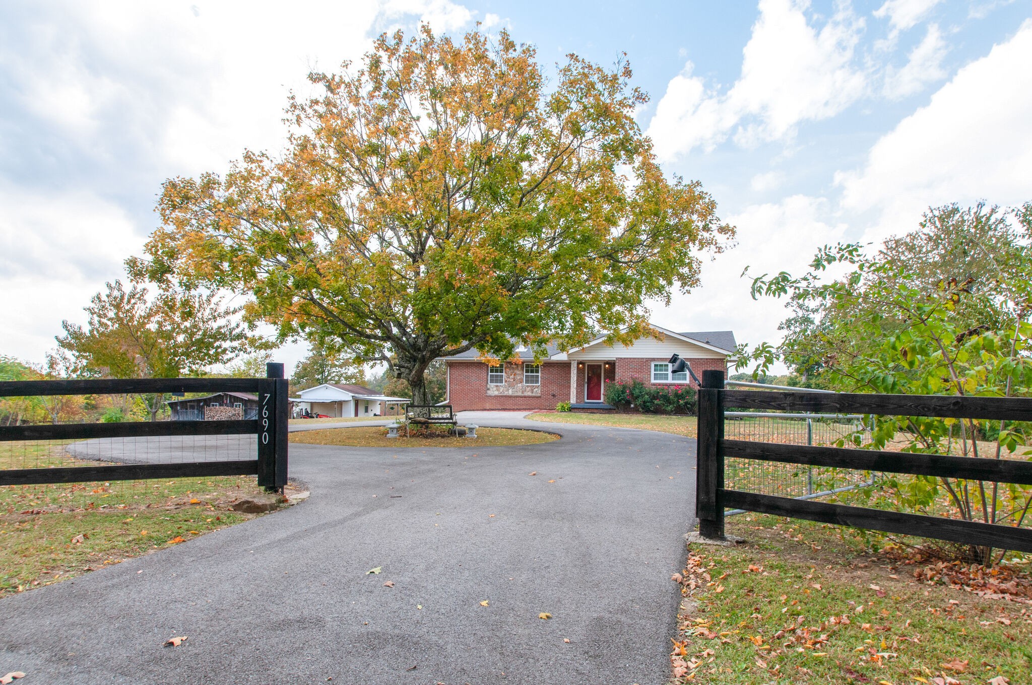 7690 Barnhill Rd Property Photo