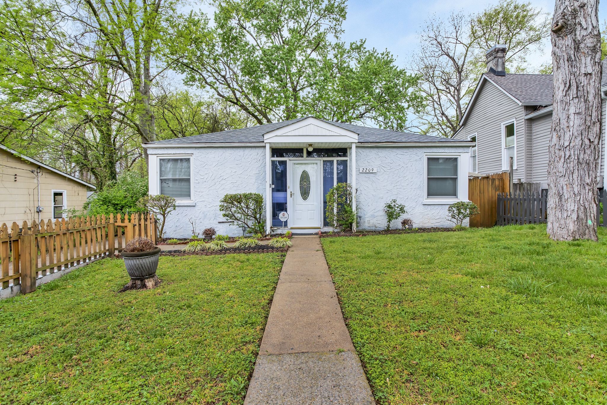 2209 Lindell Ave Property Photo 1