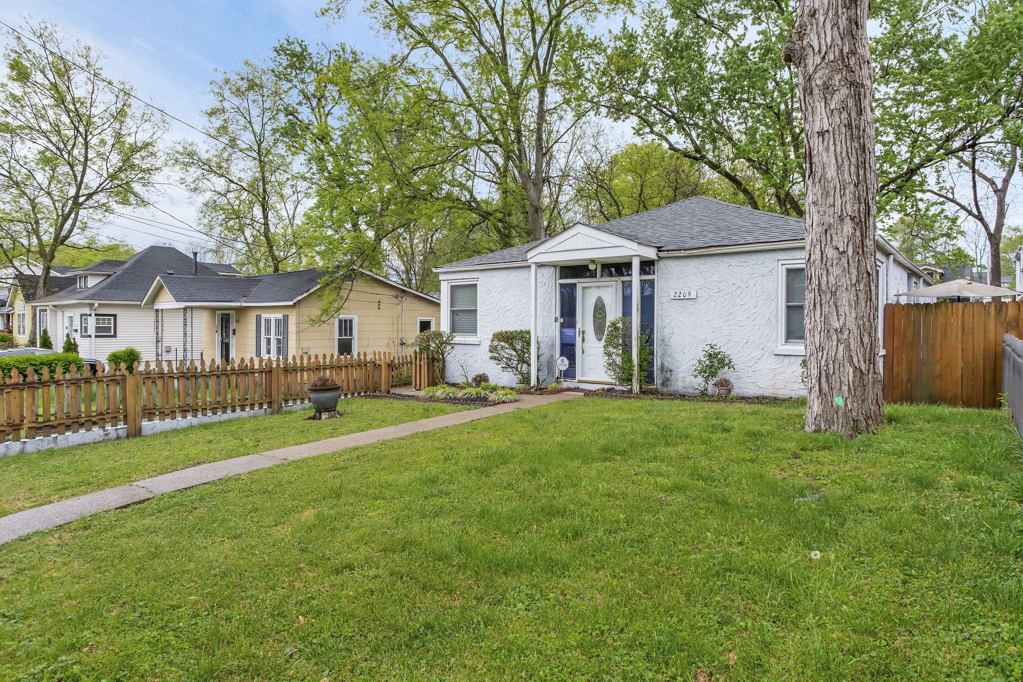 2209 Lindell Ave Property Photo 2