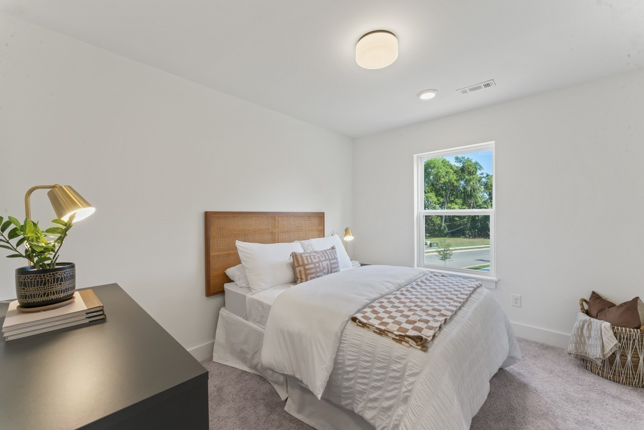 550 Markham Property Photo 8