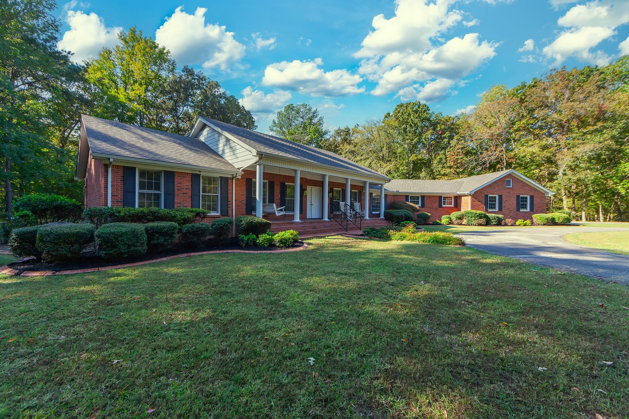 825 Barham Ln Property Photo 3