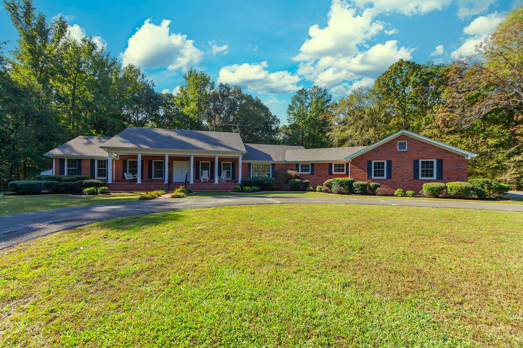 825 Barham Ln Property Photo 4