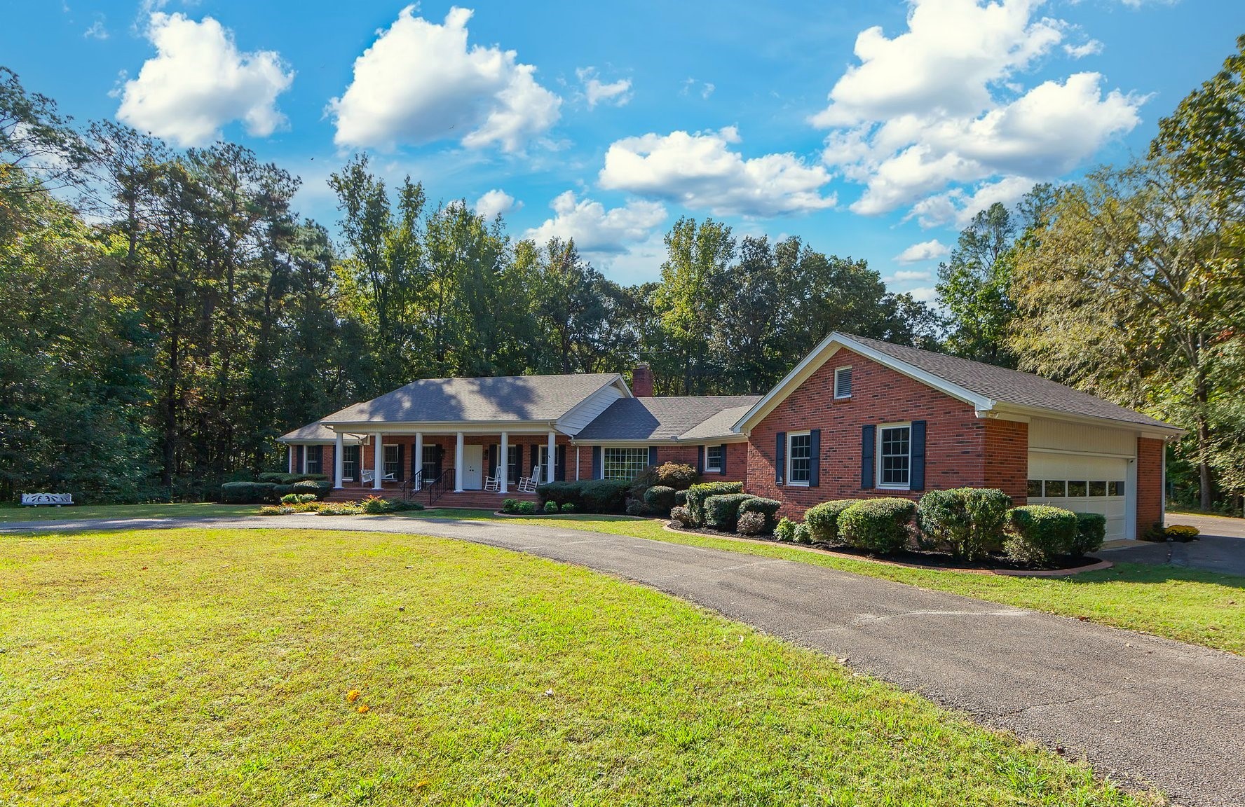 825 Barham Ln Property Photo 5