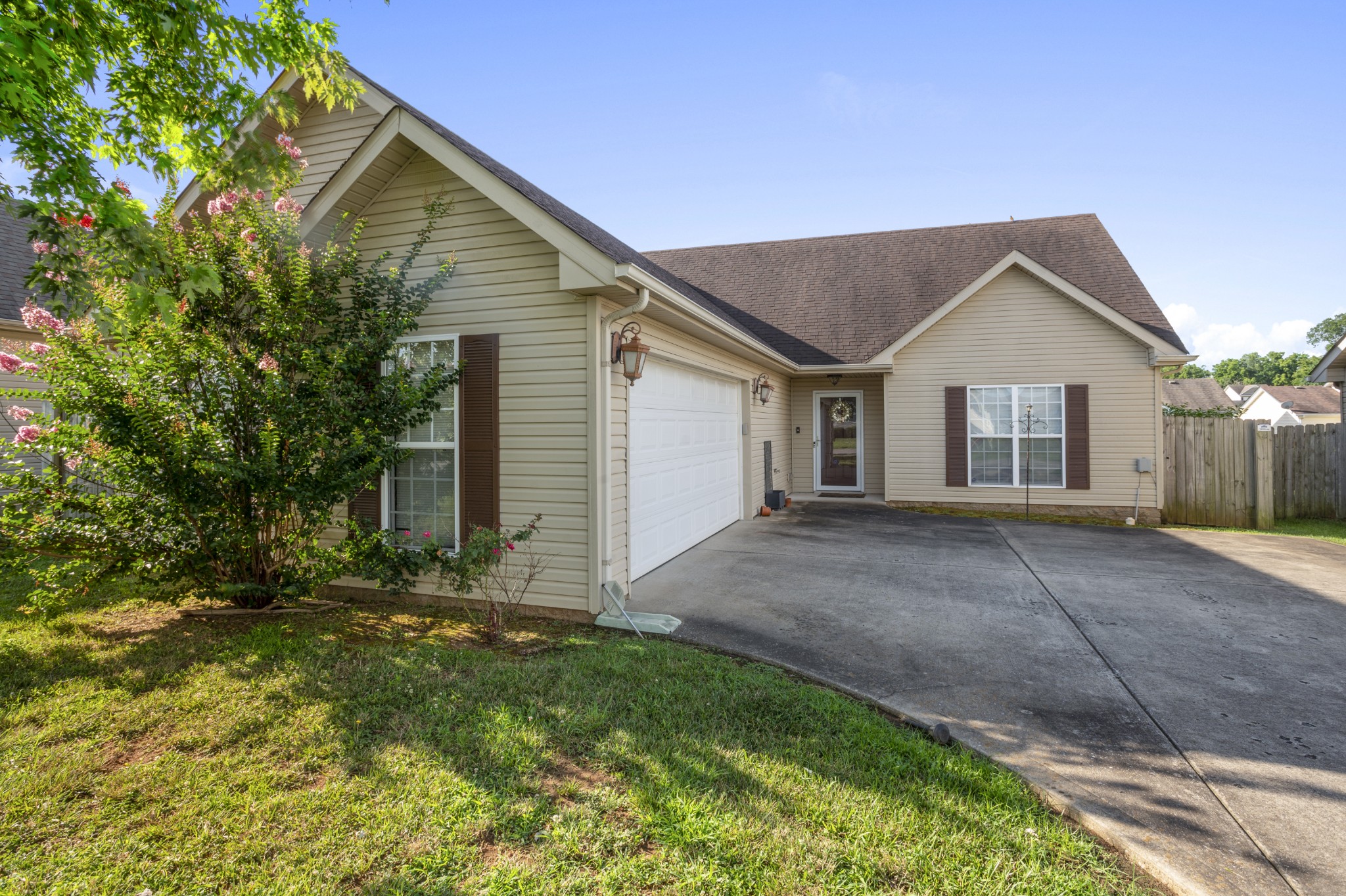 520 Oakmont Dr, NW Property Photo 1