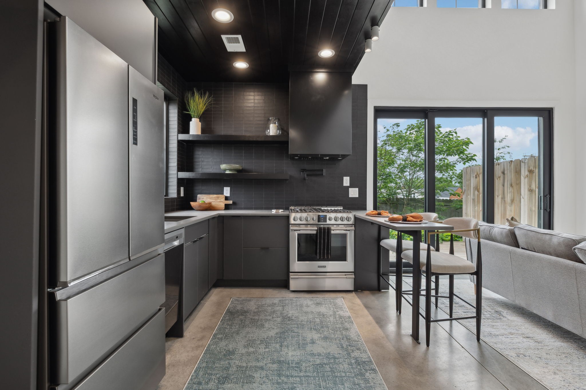 827 Ramsey St Property Photo 4