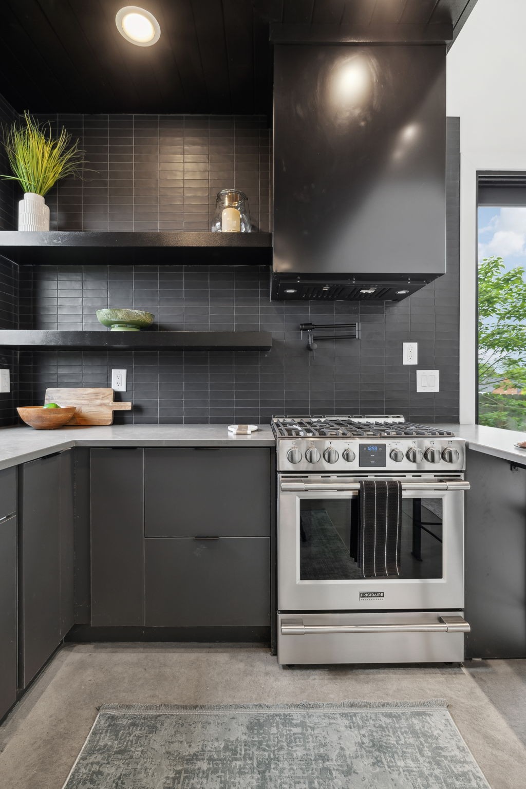 827 Ramsey St Property Photo 5