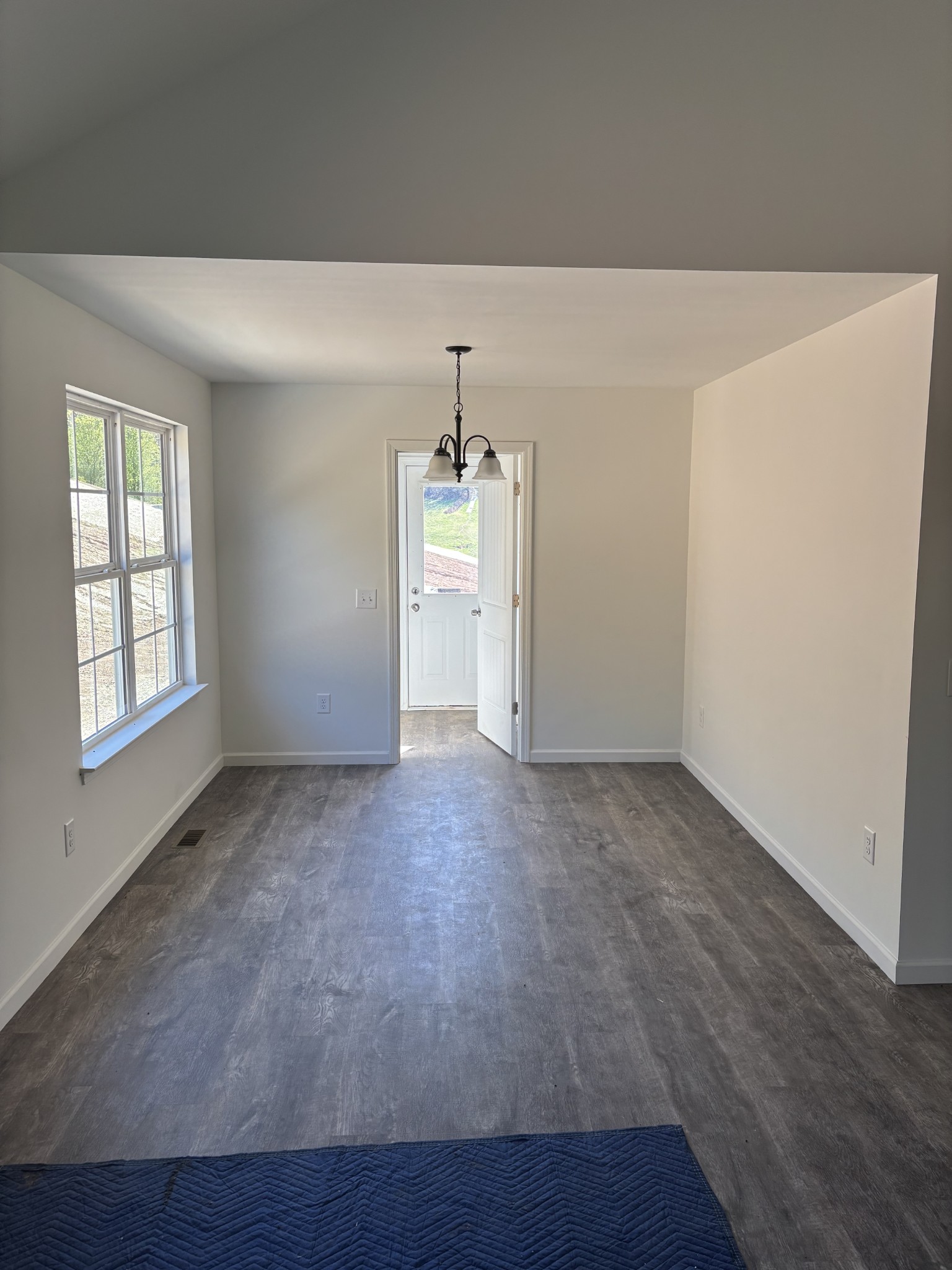 2075 Collier Road Property Photo 15