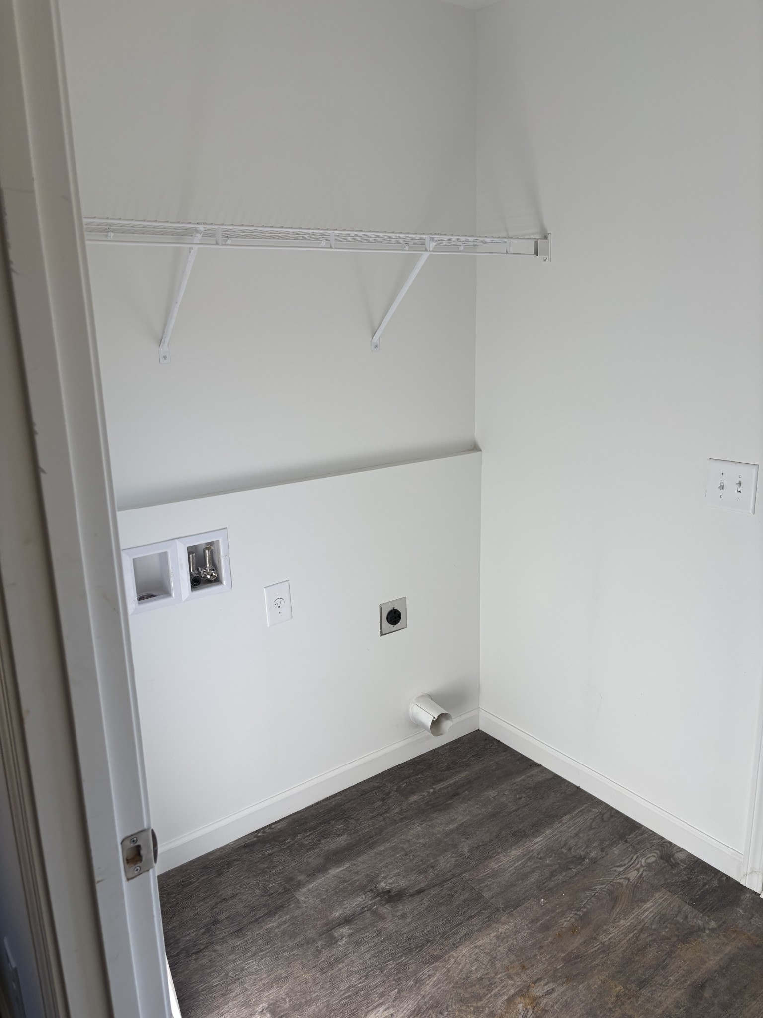2075 Collier Road Property Photo 17