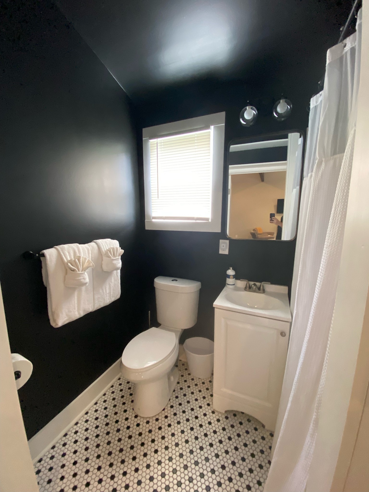 1025 E Trinity Ln Property Photo 9