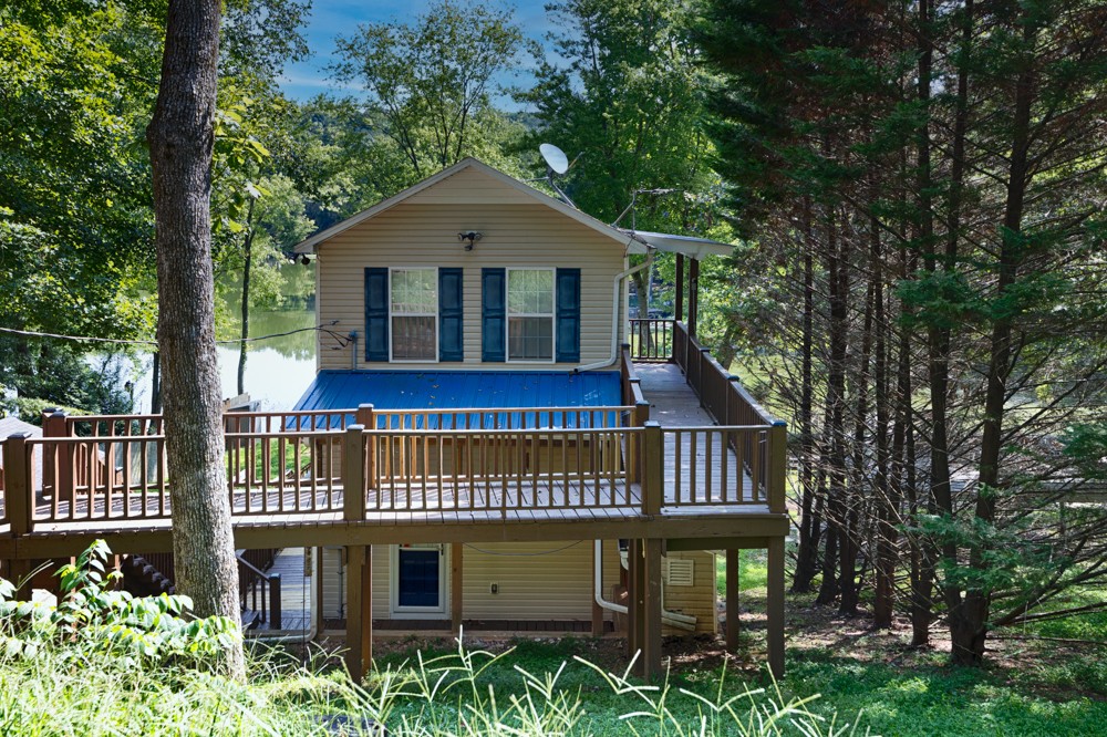1031 Lake Logan Rd Property Photo