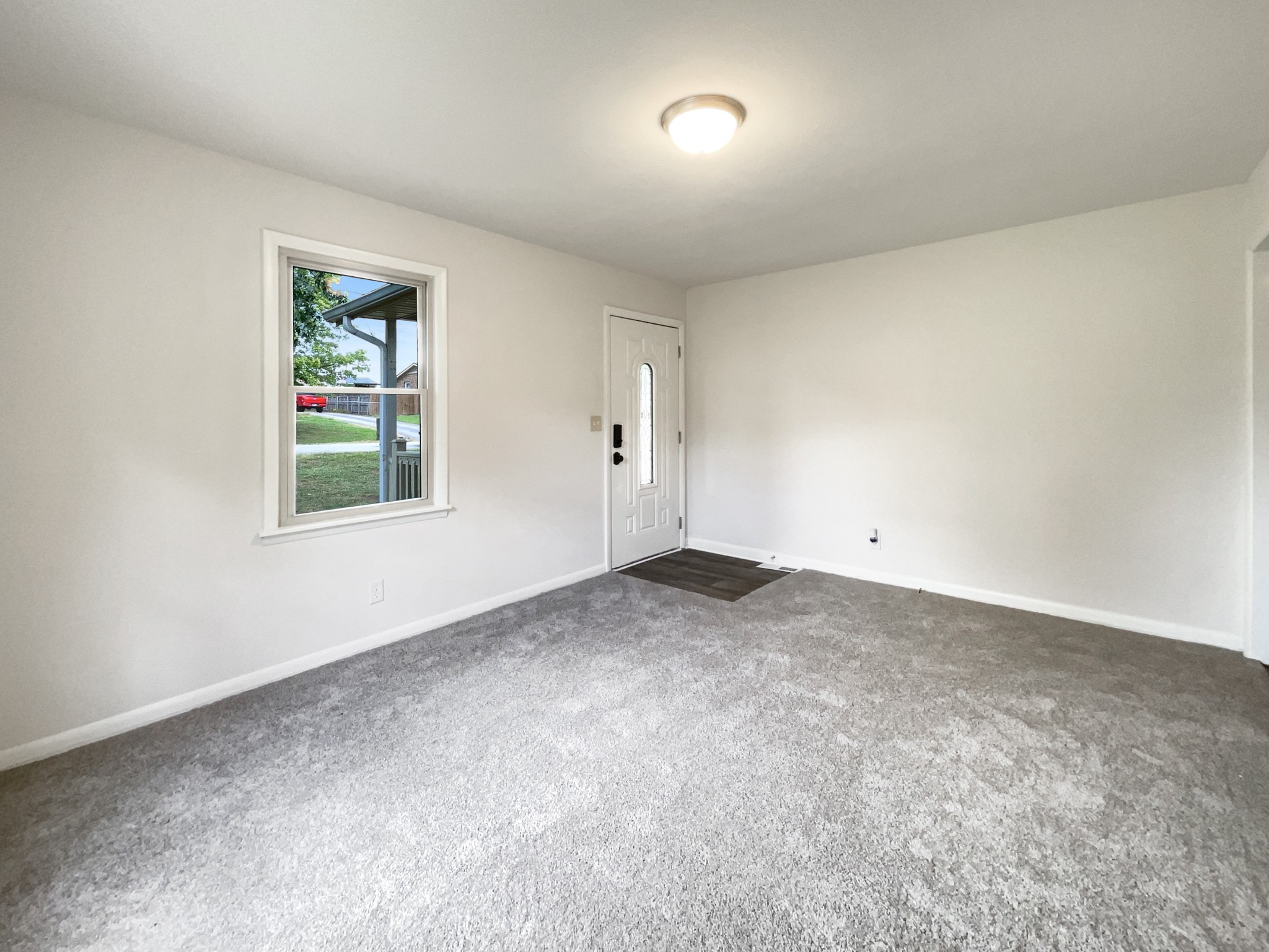 733 Sanders St Property Photo 3