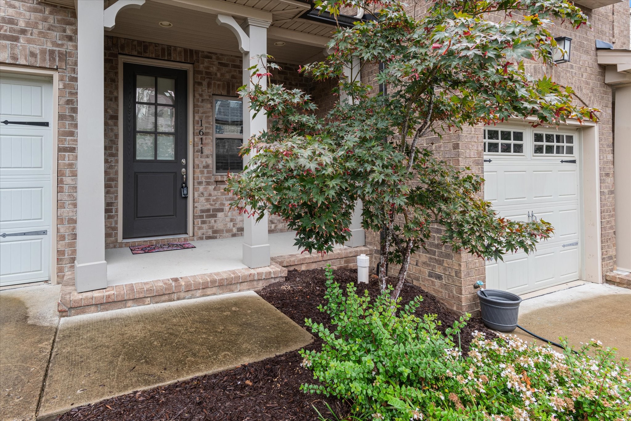1611 Hampshire Pl Property Photo 2