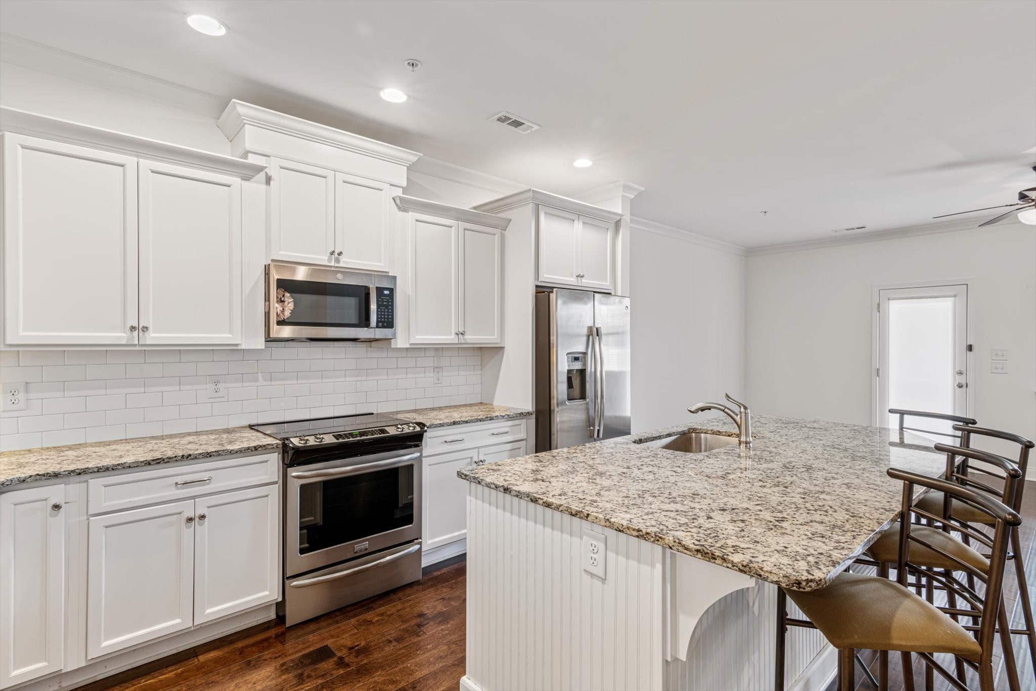 1611 Hampshire Pl Property Photo 8