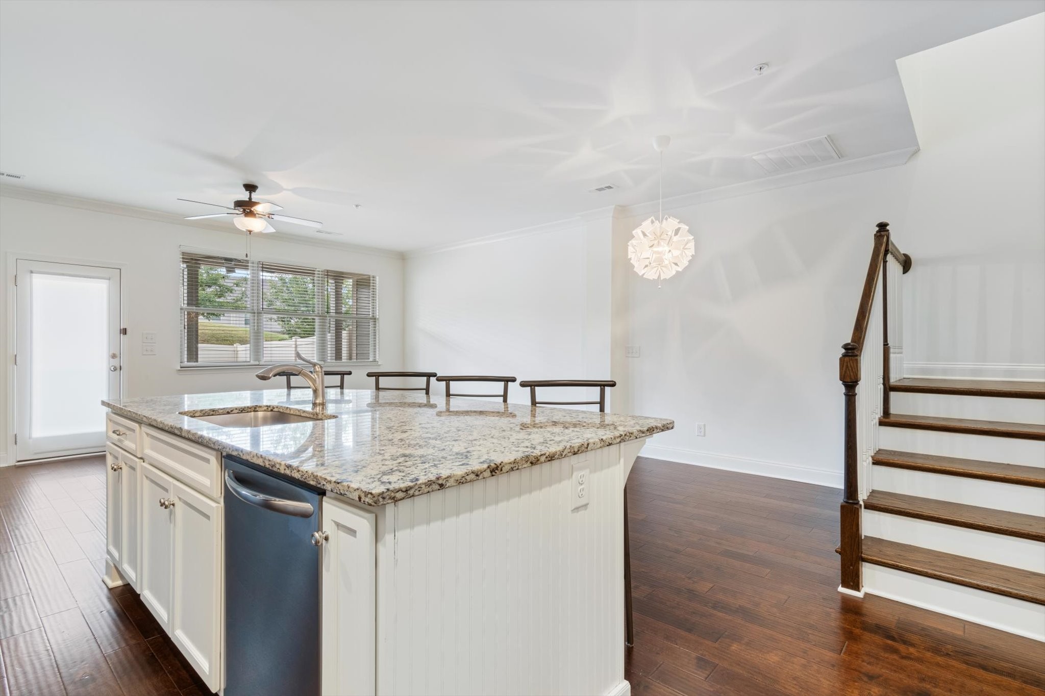 1611 Hampshire Pl Property Photo 9