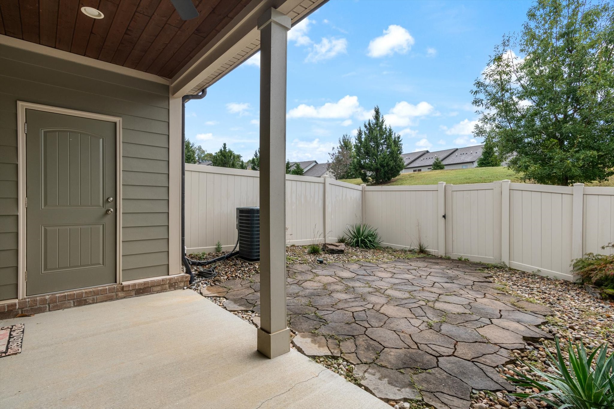 1611 Hampshire Pl Property Photo 23