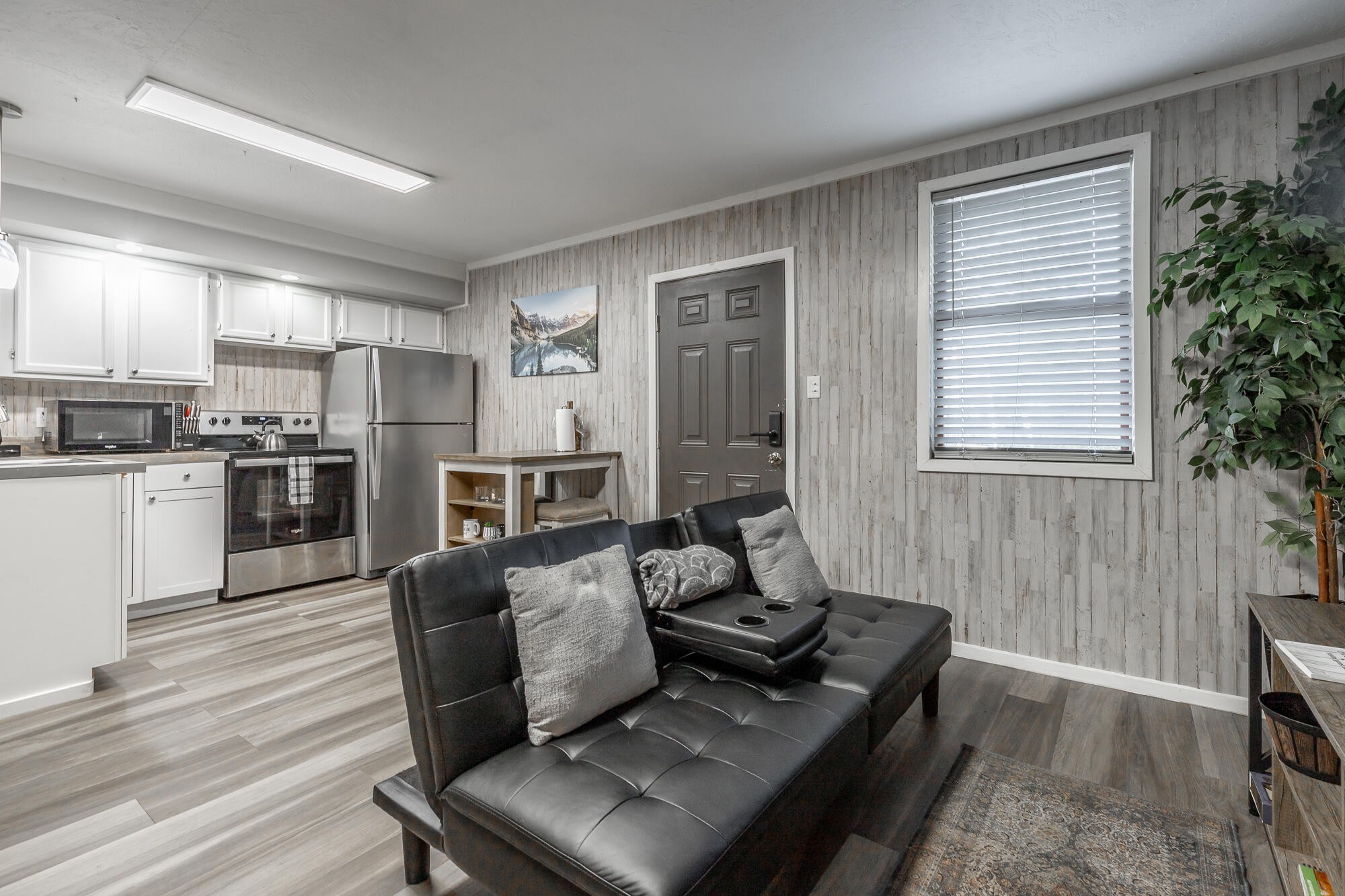 568 570 Lakeview Property Photo