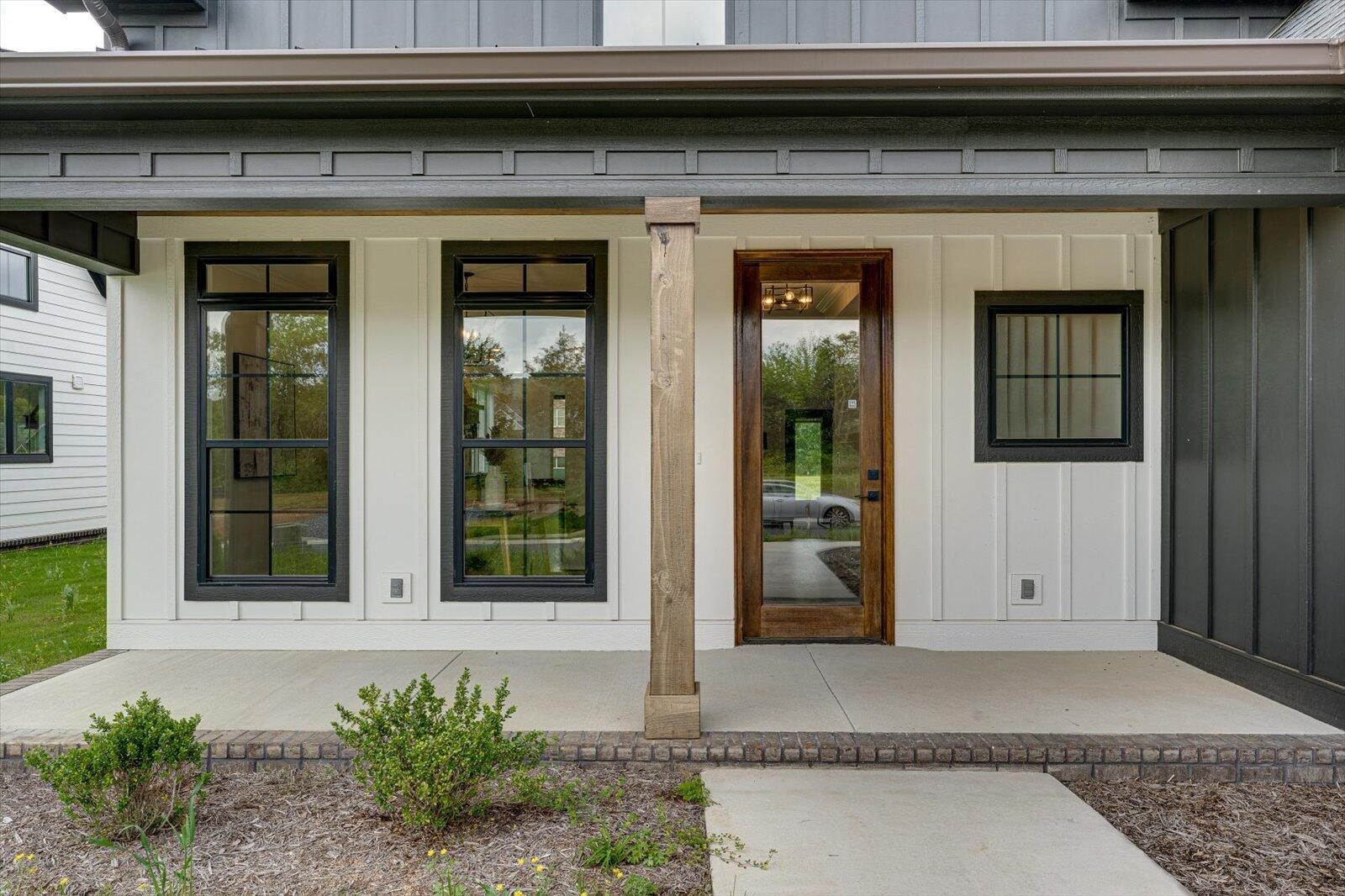 111 Arthur Lane, Nw Property Photo 3