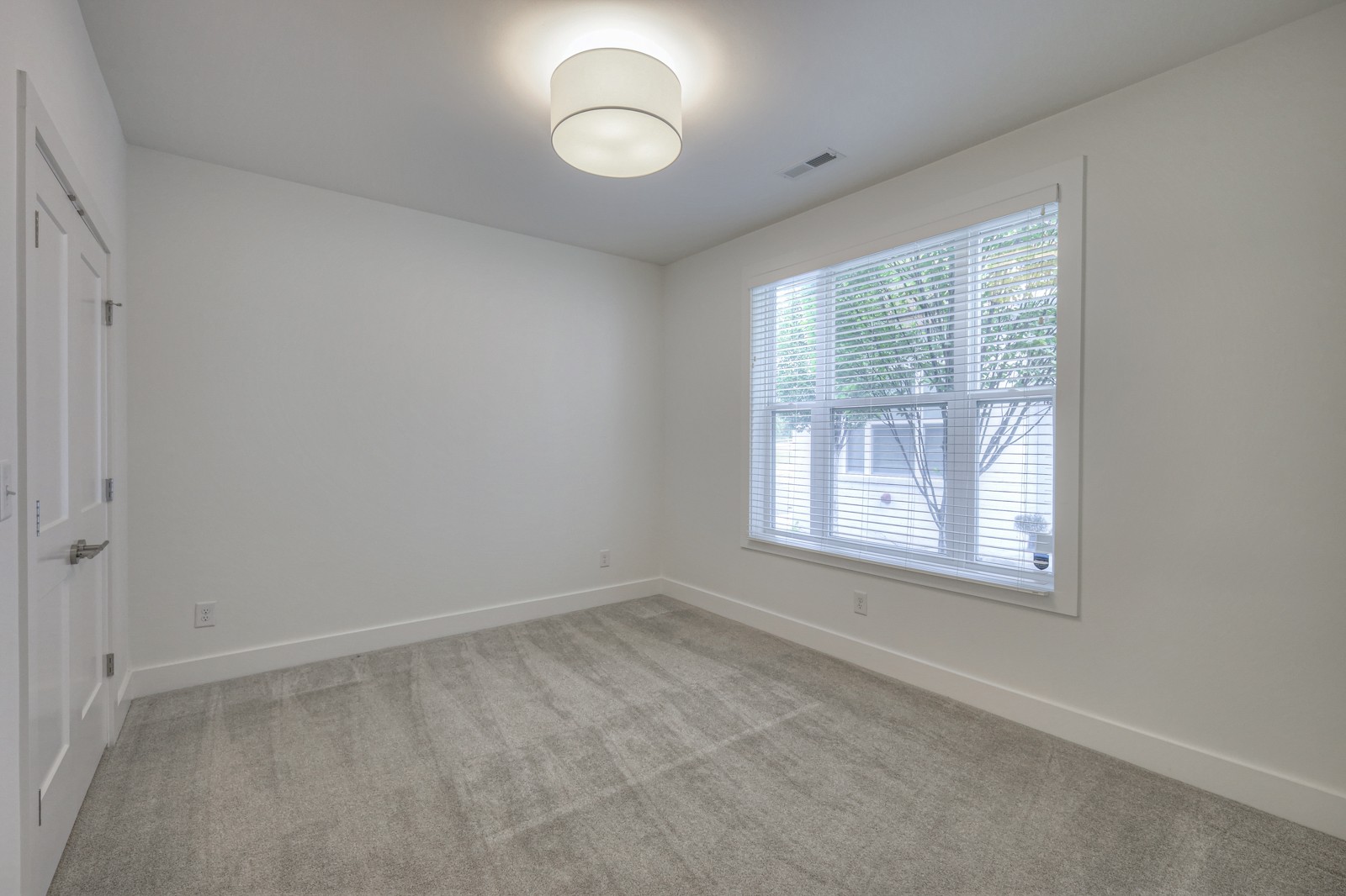 544 Vernon Cir Property Photo 4