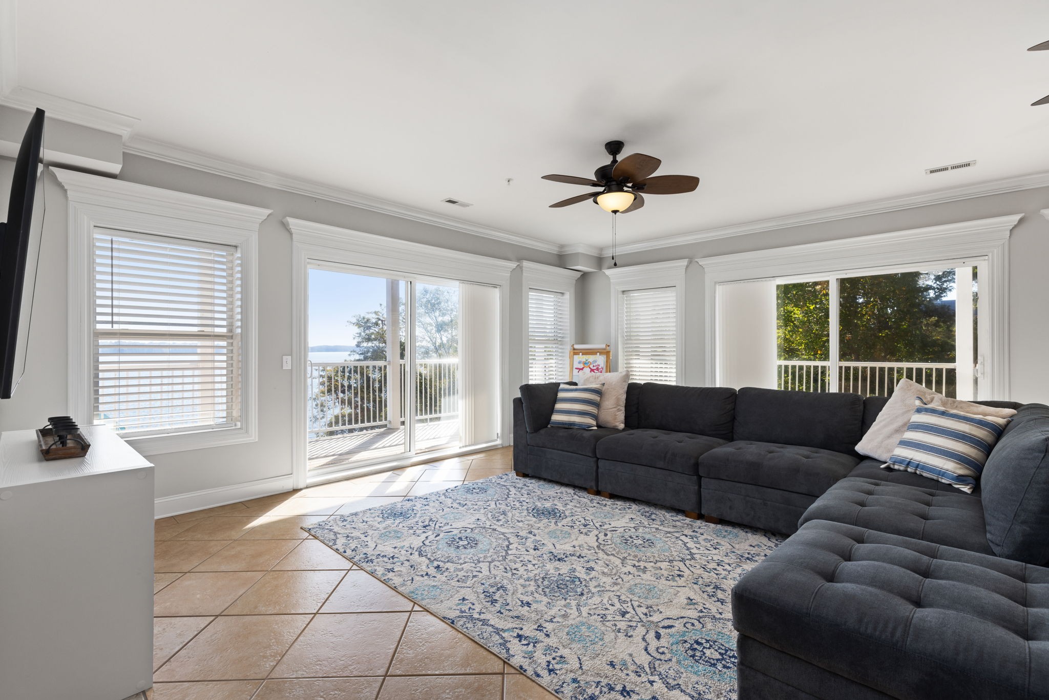 5590 Bay Village Dr Property Photo 3