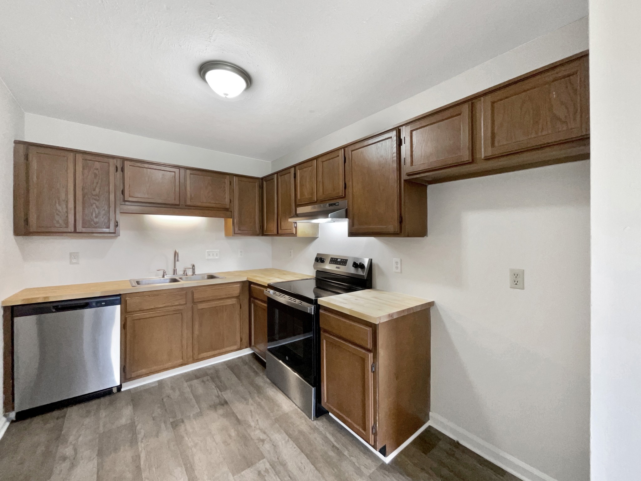 200 Fawnwood Court Property Photo 2