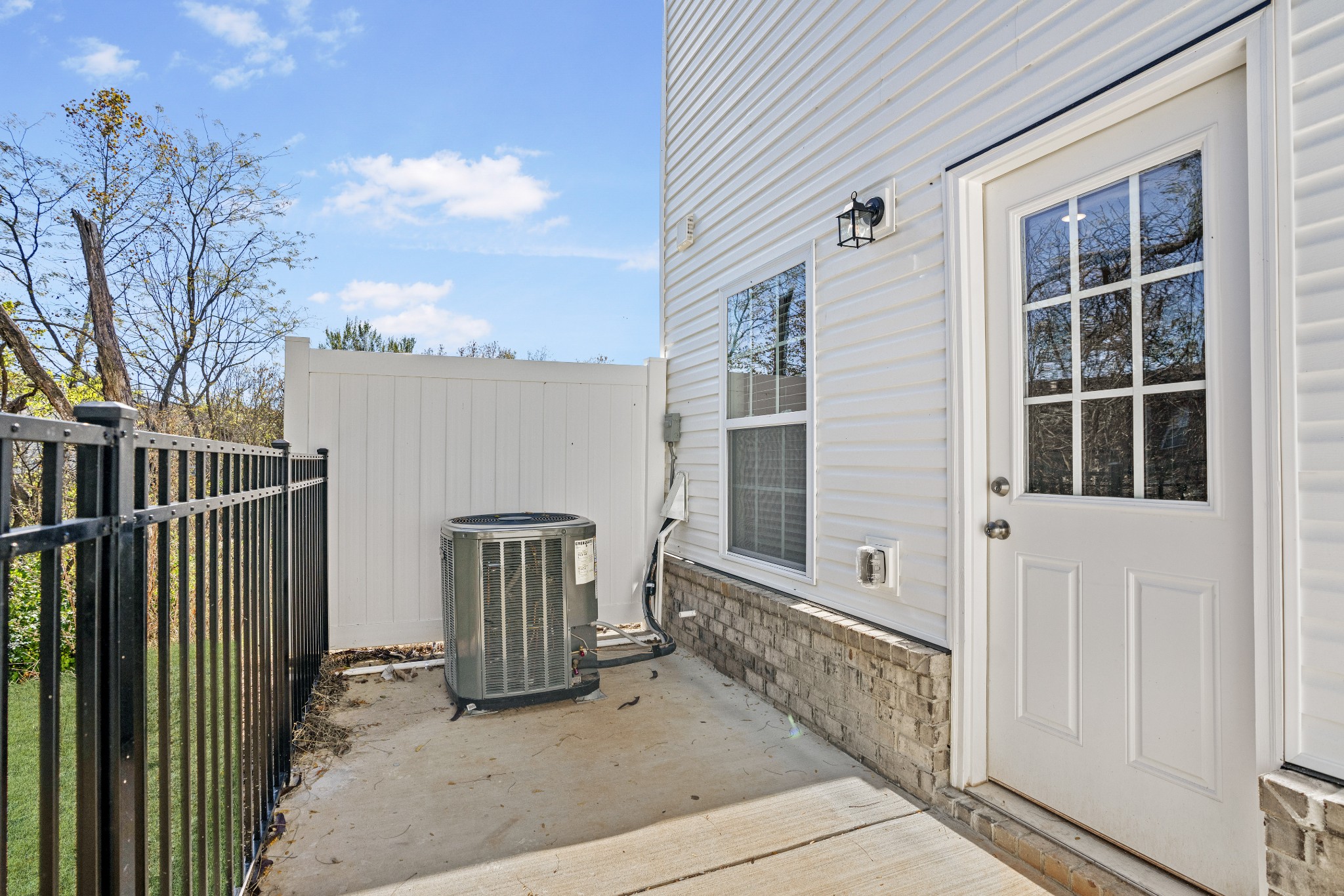 111 Oak St Property Photo 26