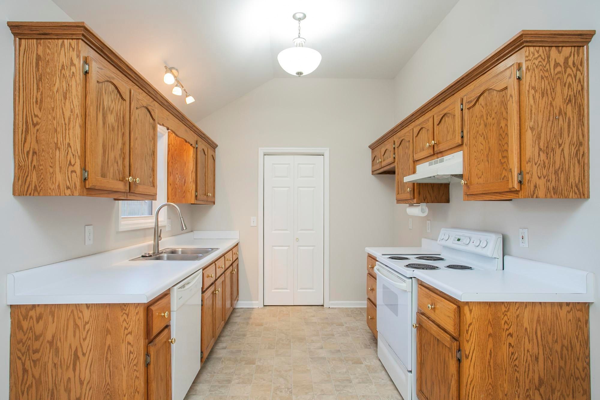 909 Avery Green Ct Property Photo 13