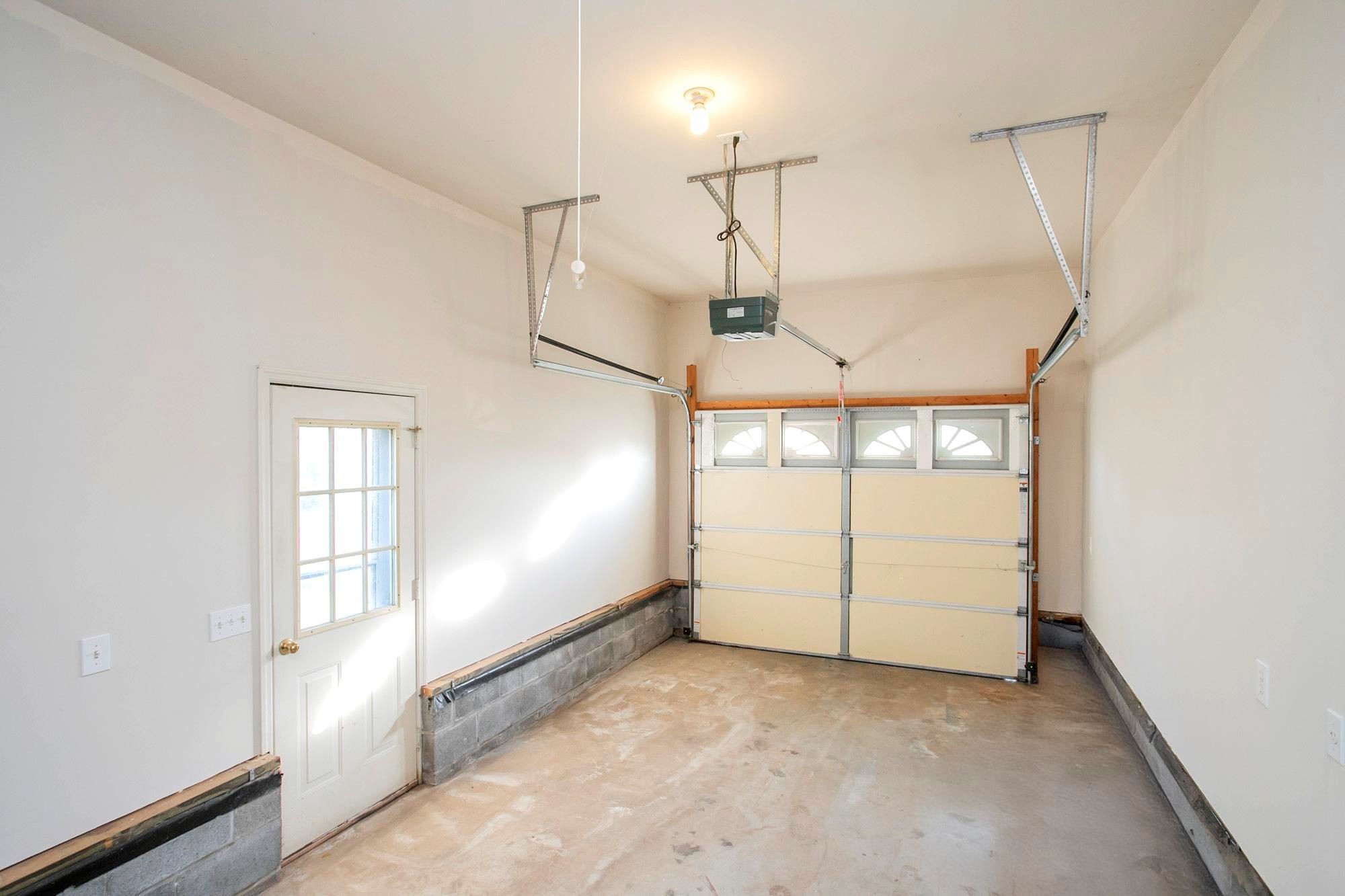 909 Avery Green Ct Property Photo 31