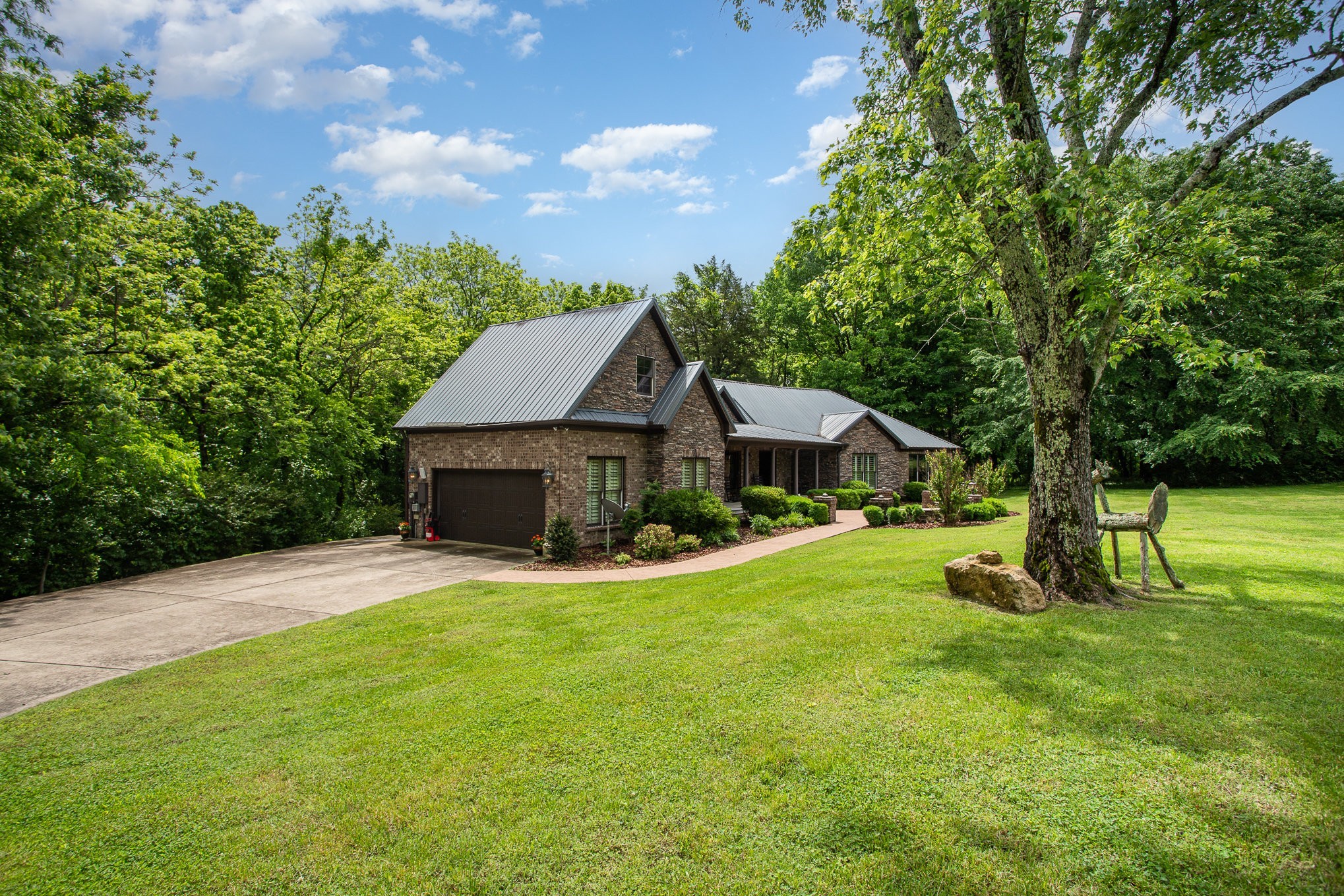 884 Pinnacle Hill Rd Property Photo 3