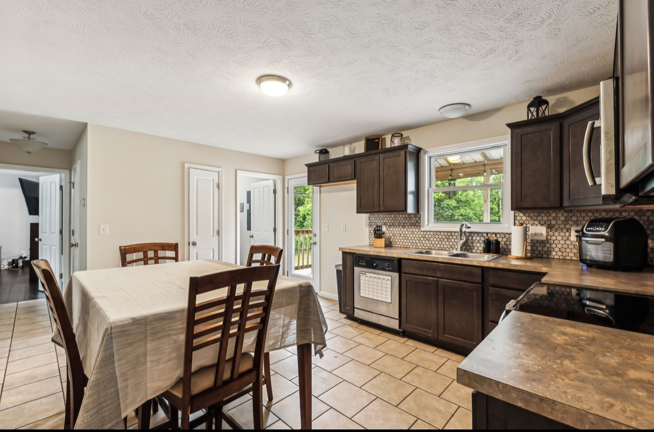 50 Greenwood Rd Property Photo 8