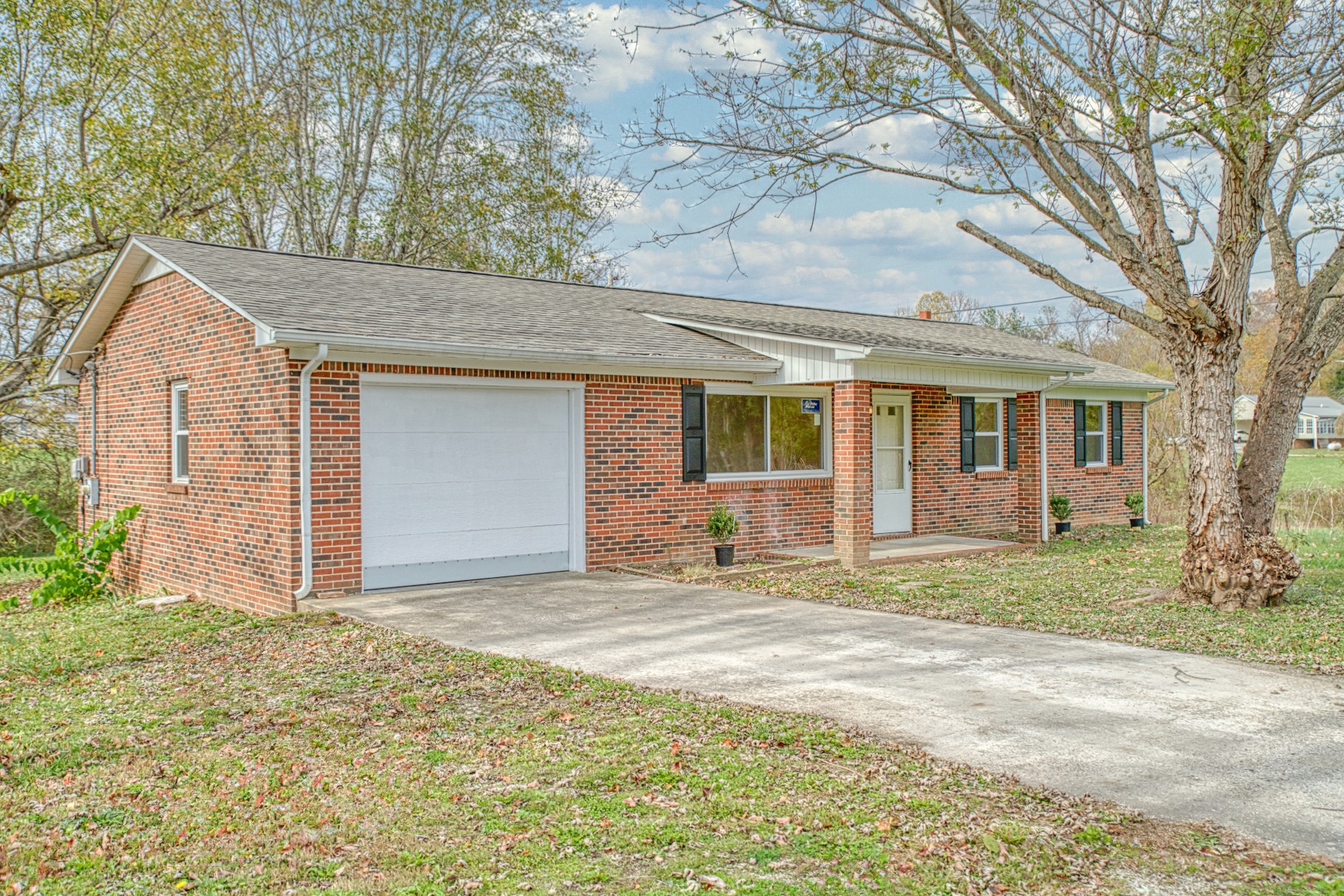 956 Shannon Dr Property Photo 1
