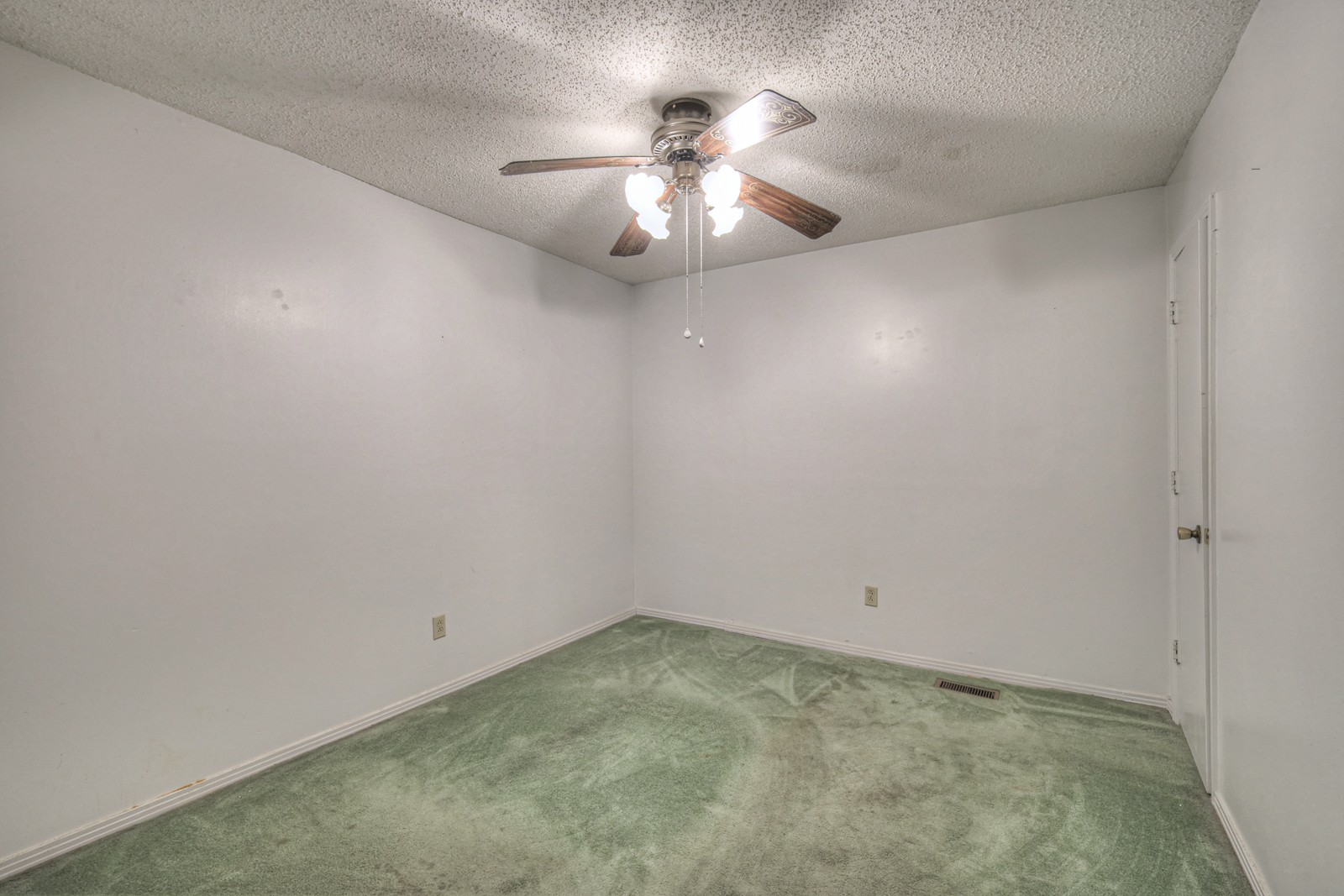 200 Barry Ave Property Photo 9