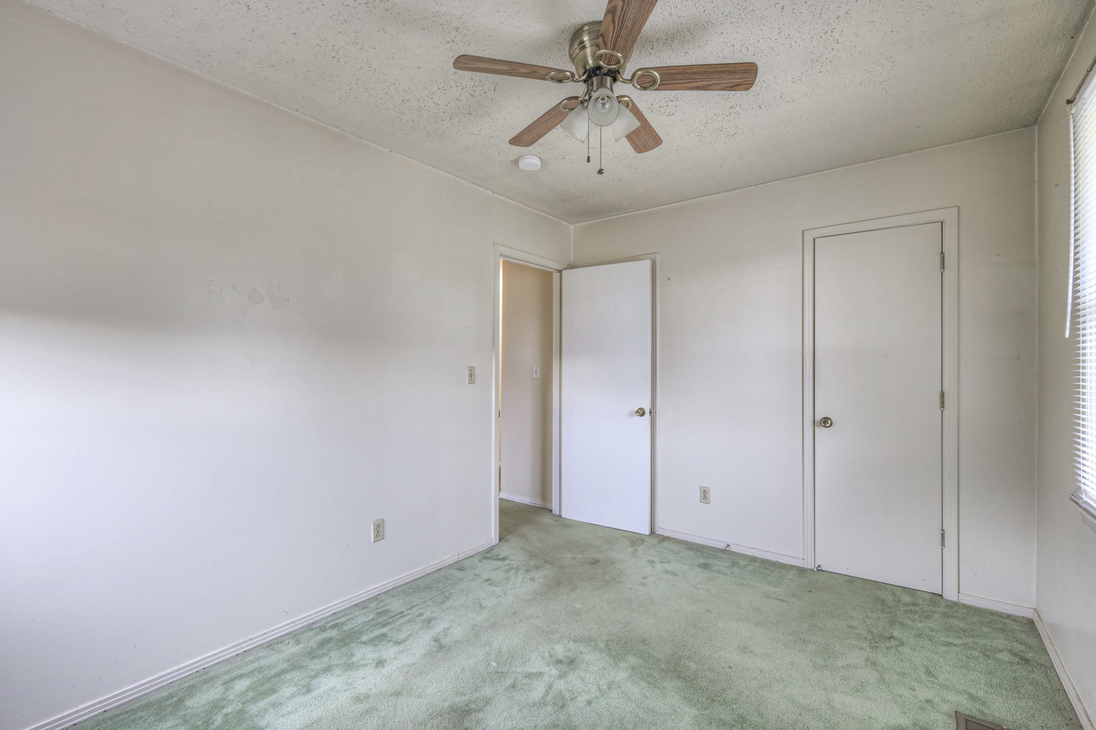 200 Barry Ave Property Photo 12