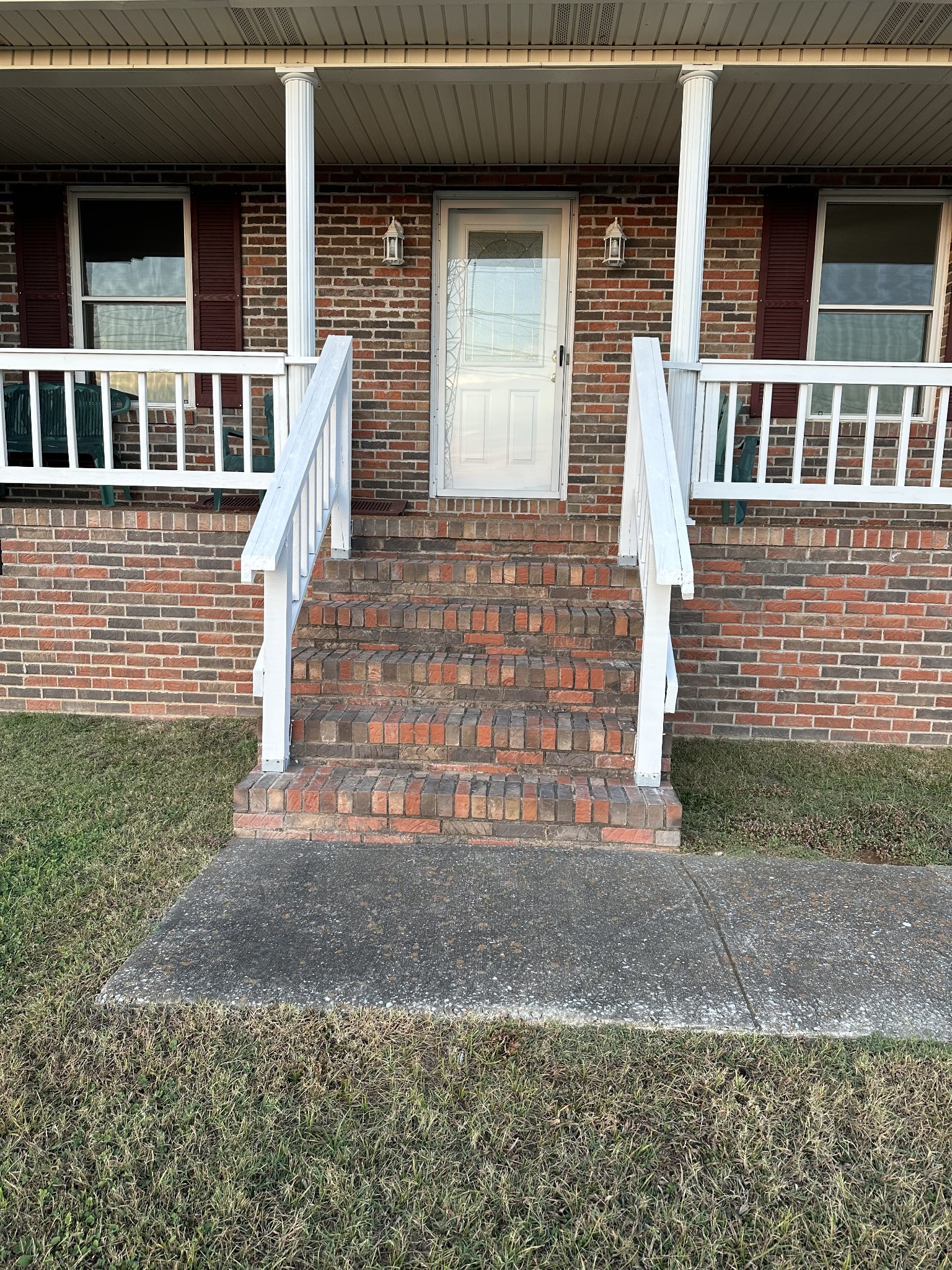 1900 Harwell Ln Property Photo 2