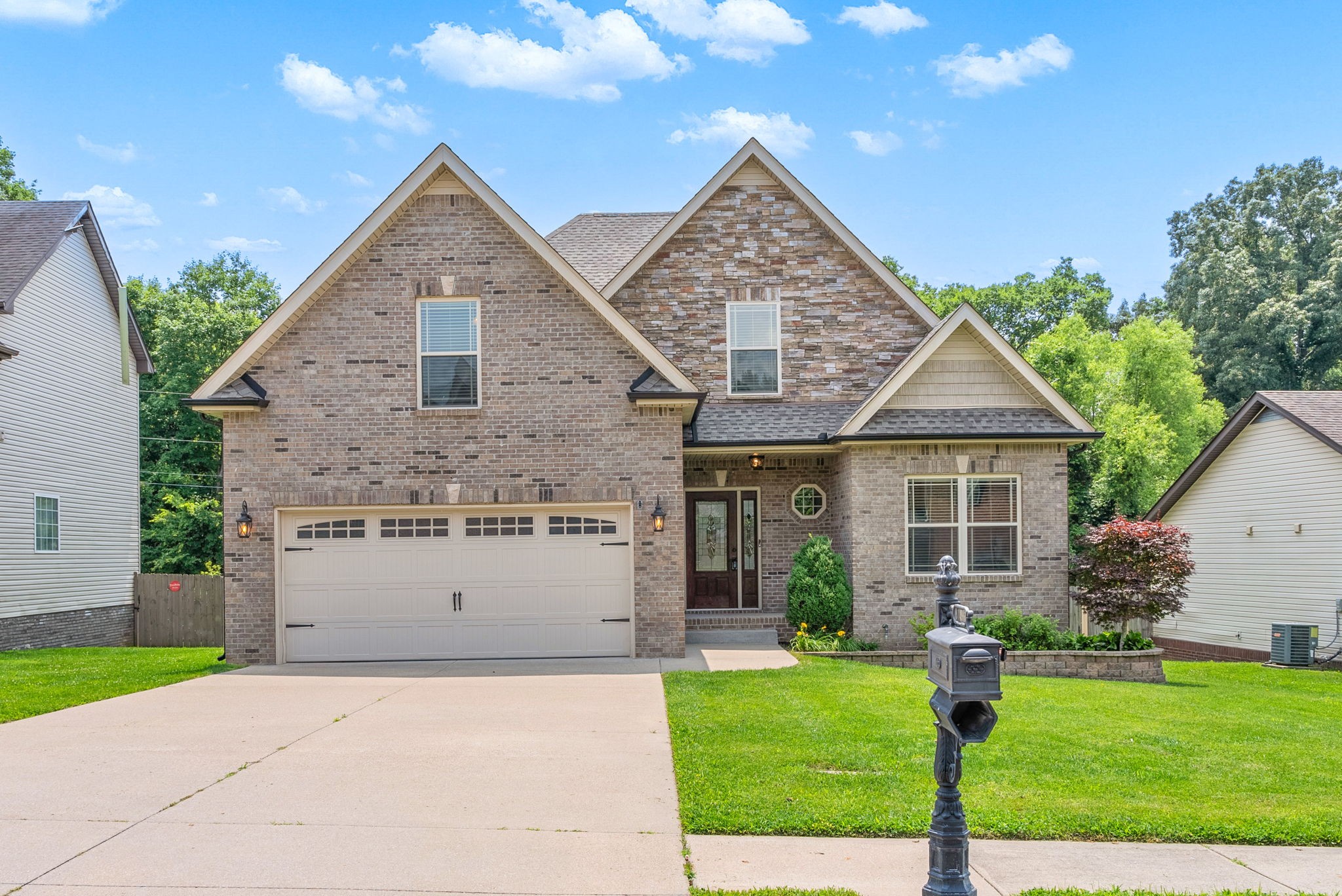 1496 Amberley Dr Property Photo 1
