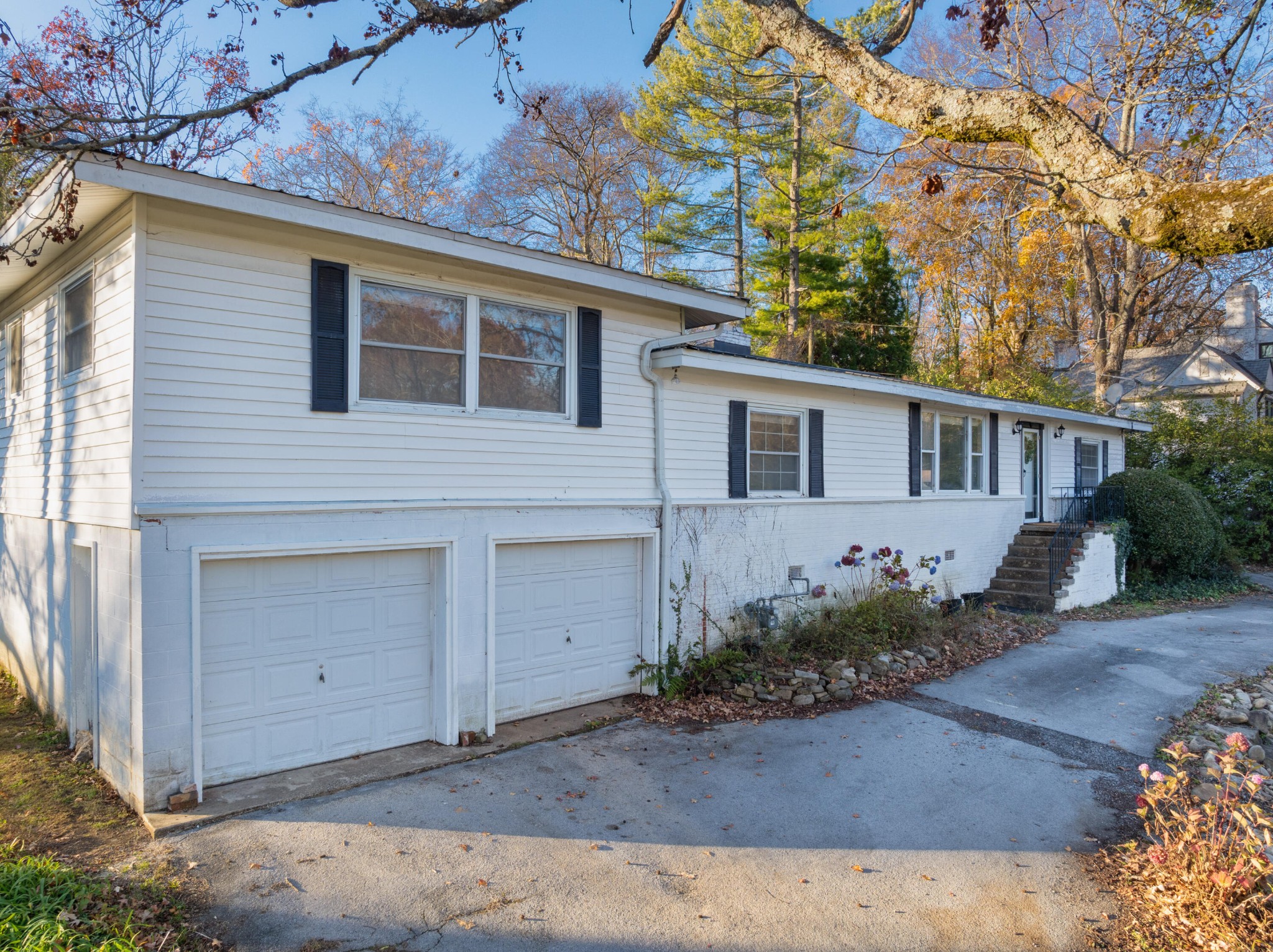 1206 Peter Pan Road Property Photo 6
