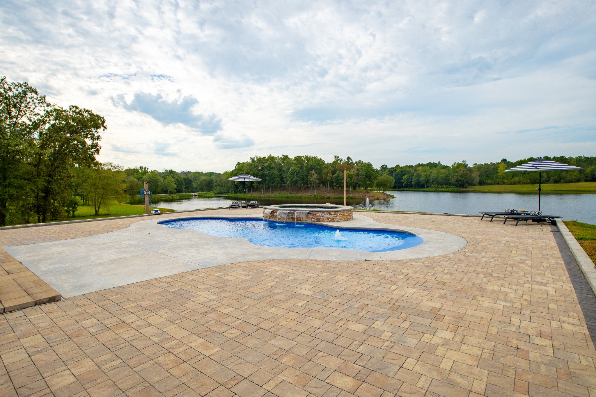 140 Lake Shore Lane Property Photo 3