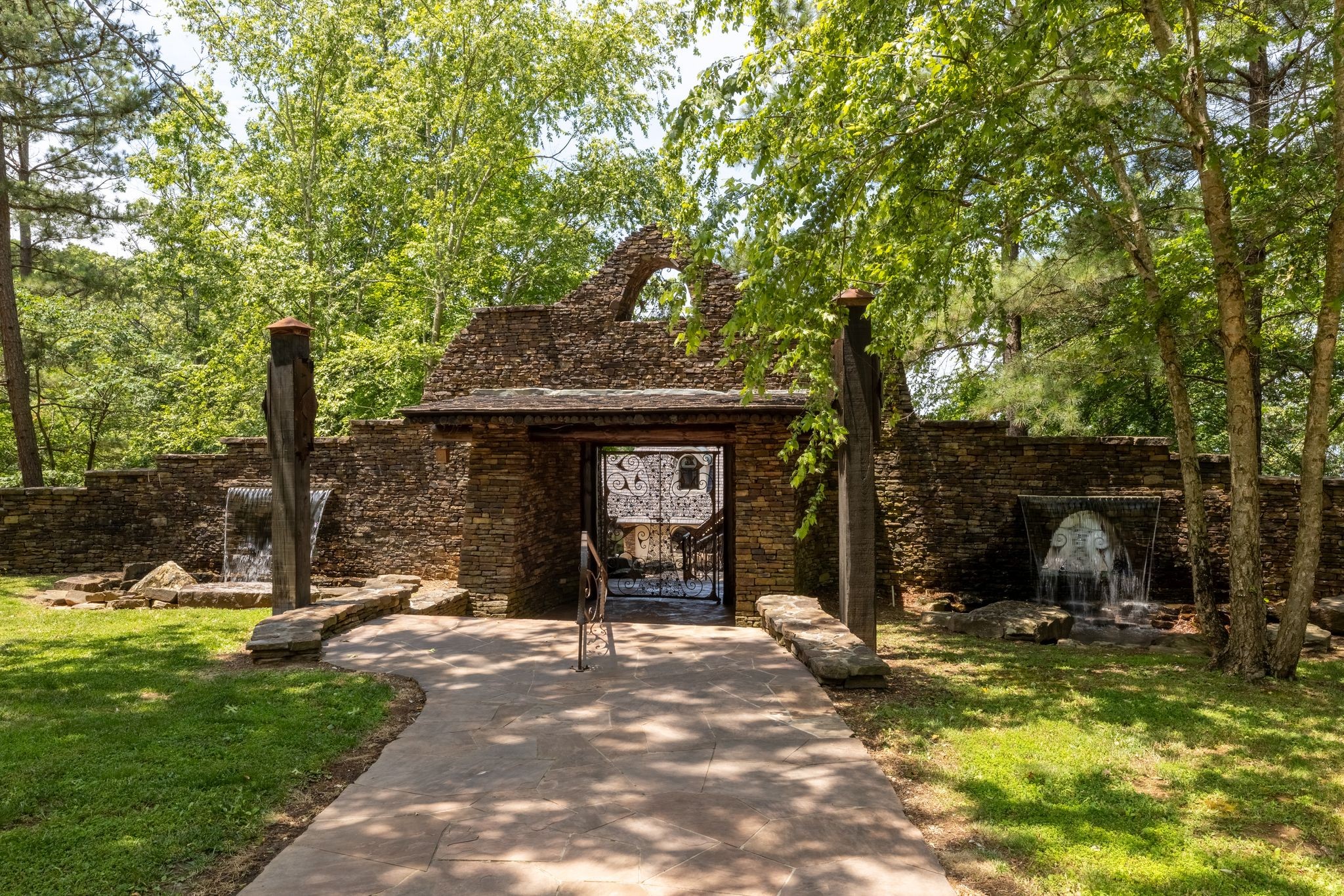 721 Three Point Rd Property Photo 2