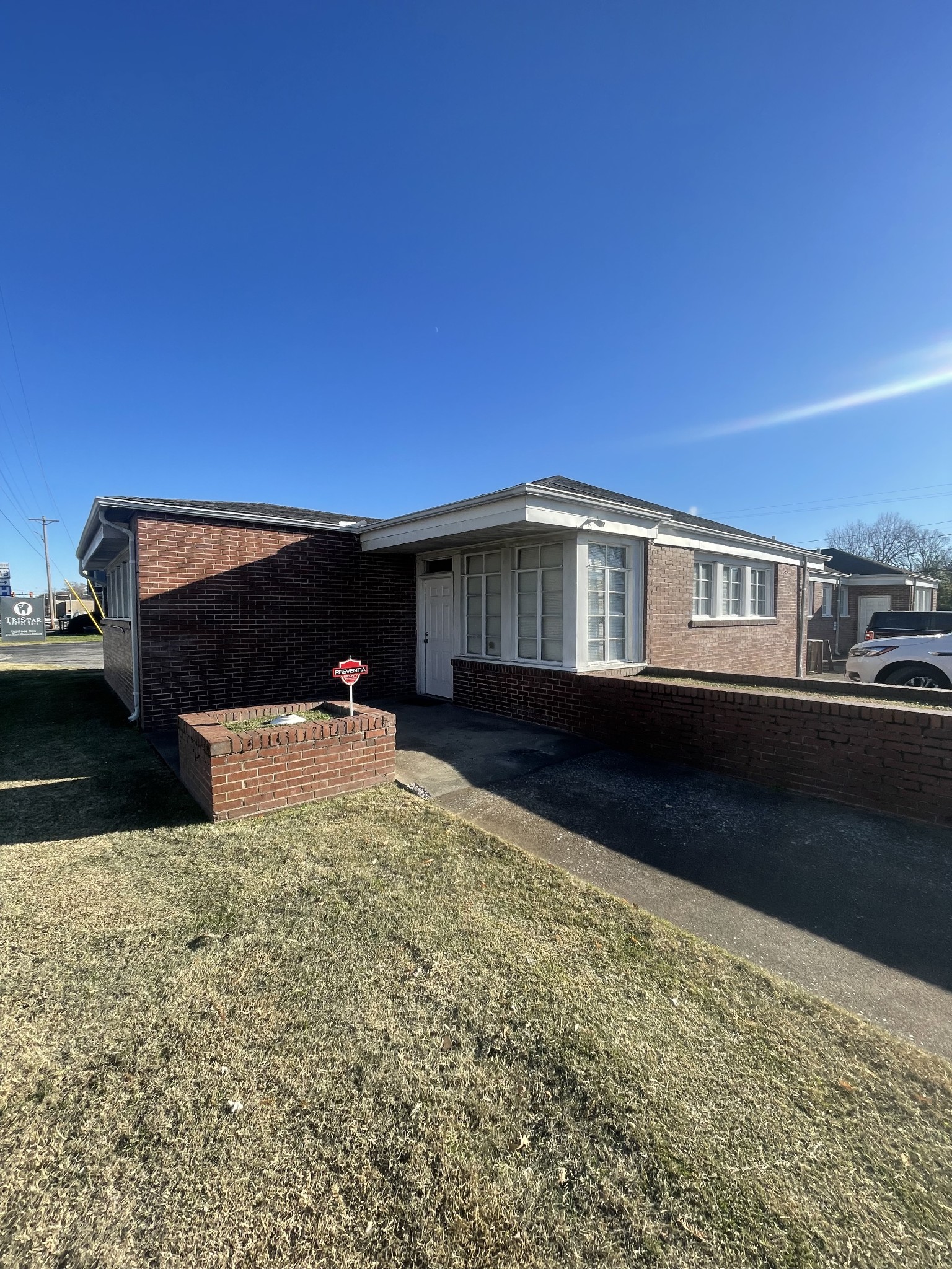 233 E Gaines St Property Photo 1