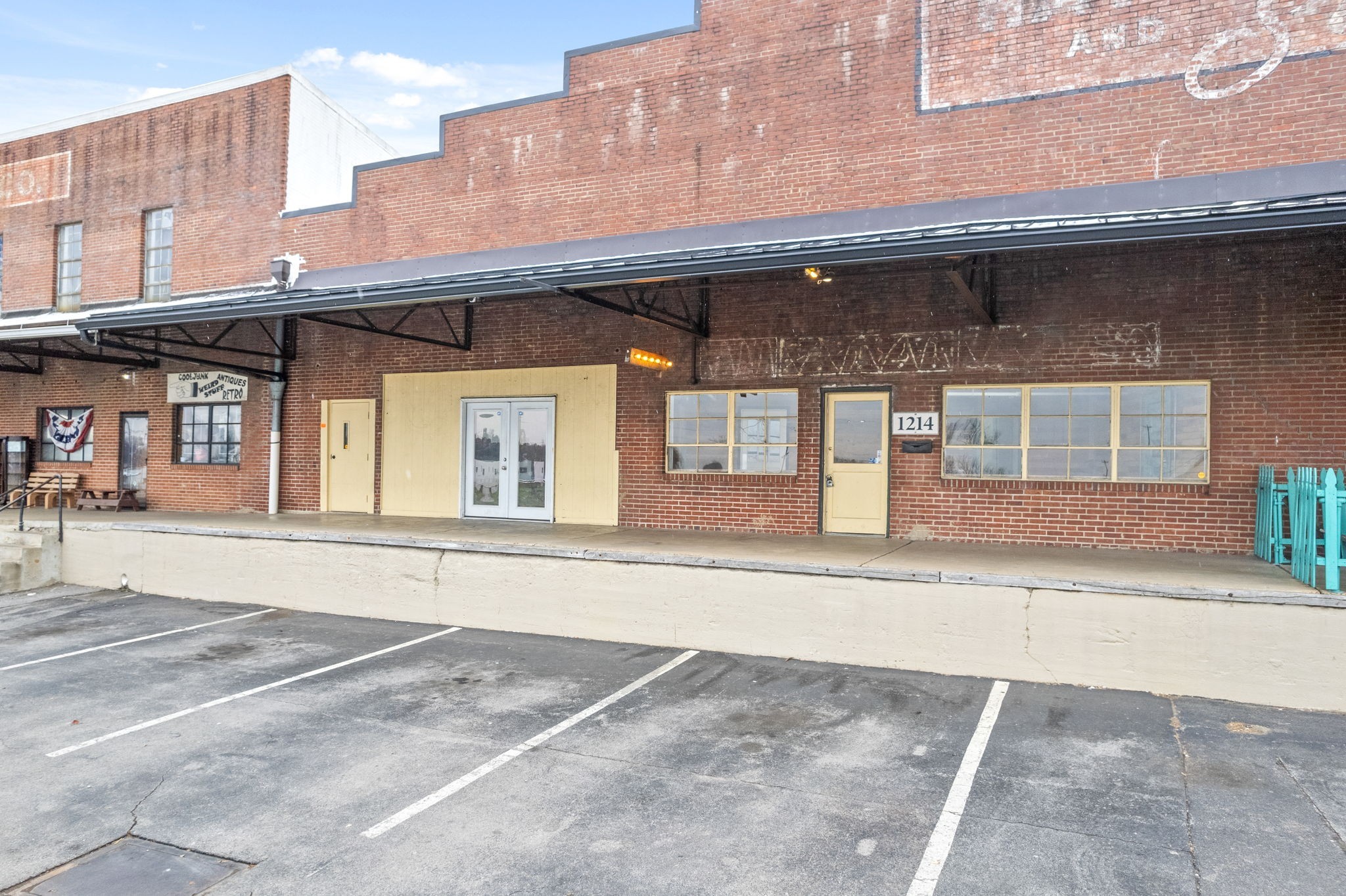1214 College St Property Photo 17