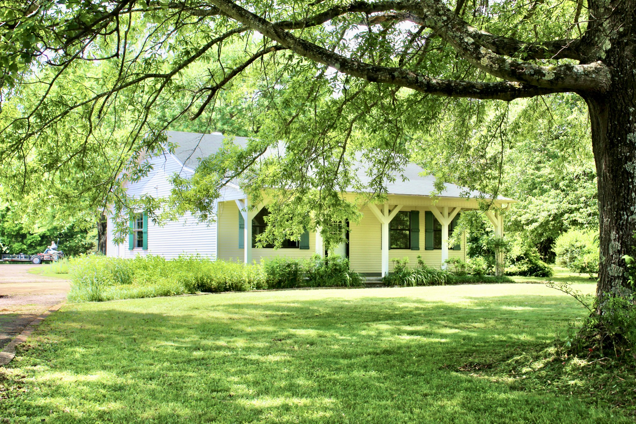 825 Golf Dr Property Photo 3