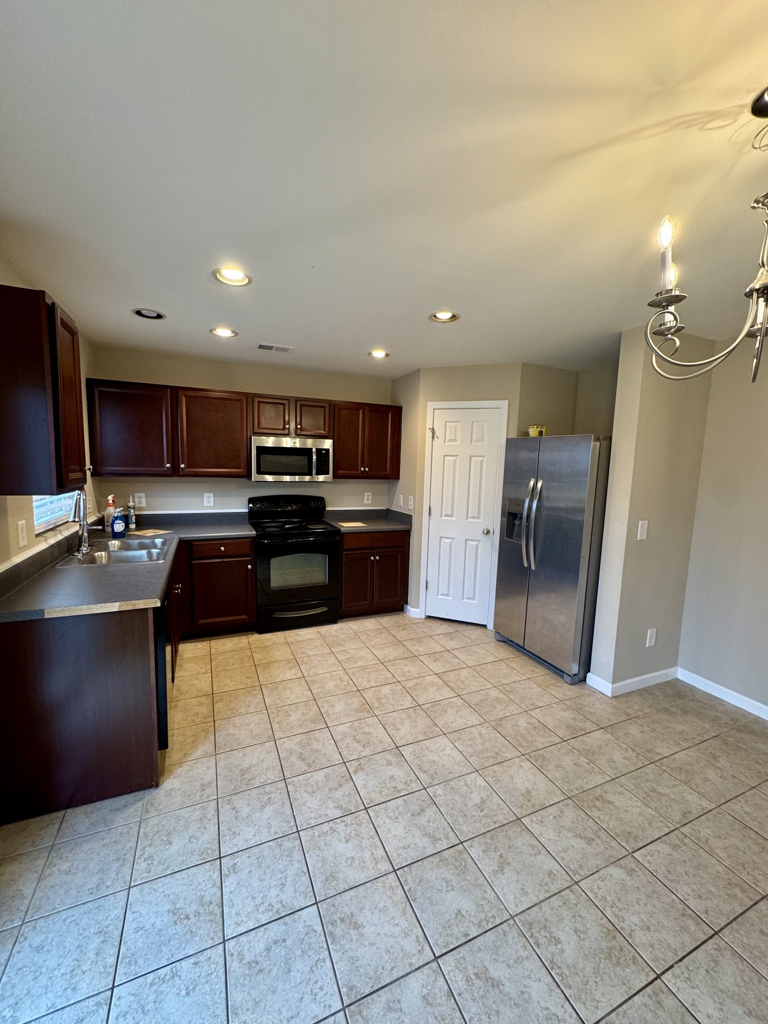 1015 Daniel Ln Property Photo 2