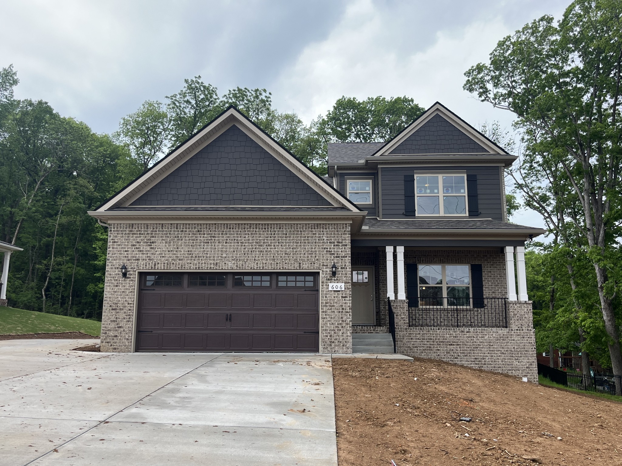 606 Spring Hill Dr Property Photo 1