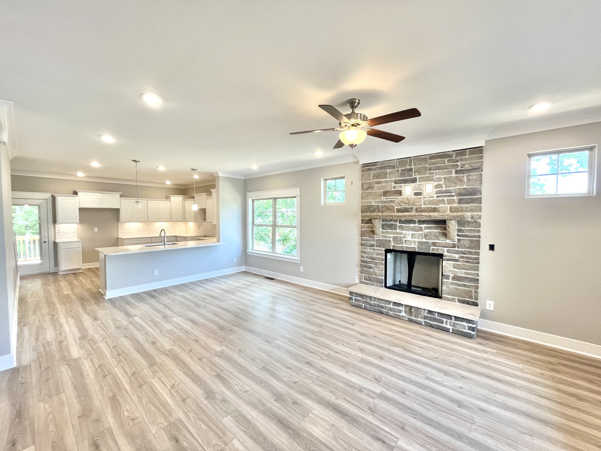 606 Spring Hill Dr Property Photo 2